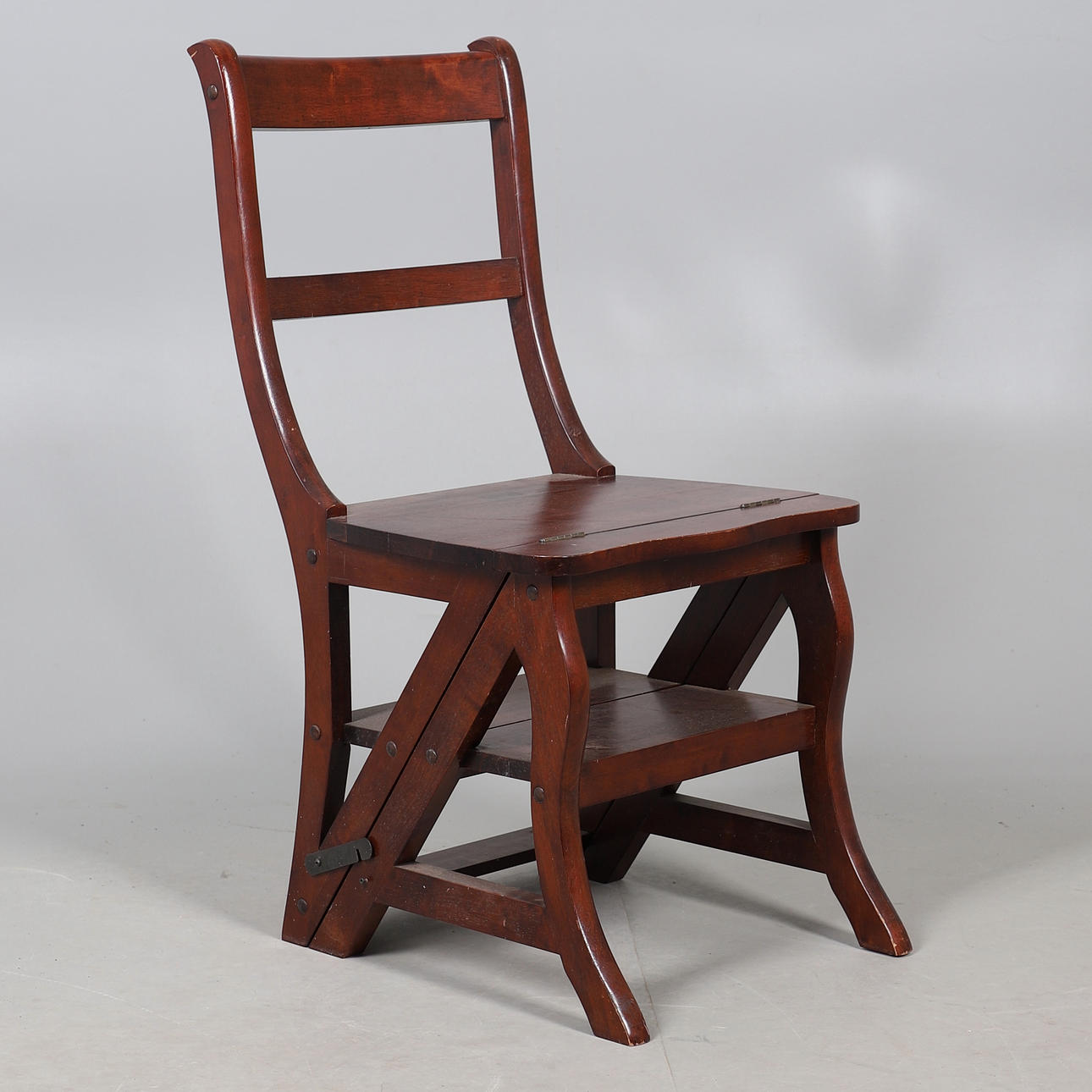METAMORFOSE-BIBLIOTEKSSTOL/TRAPPA. Möbler - Fåtöljer & Stolar - Auctionet
