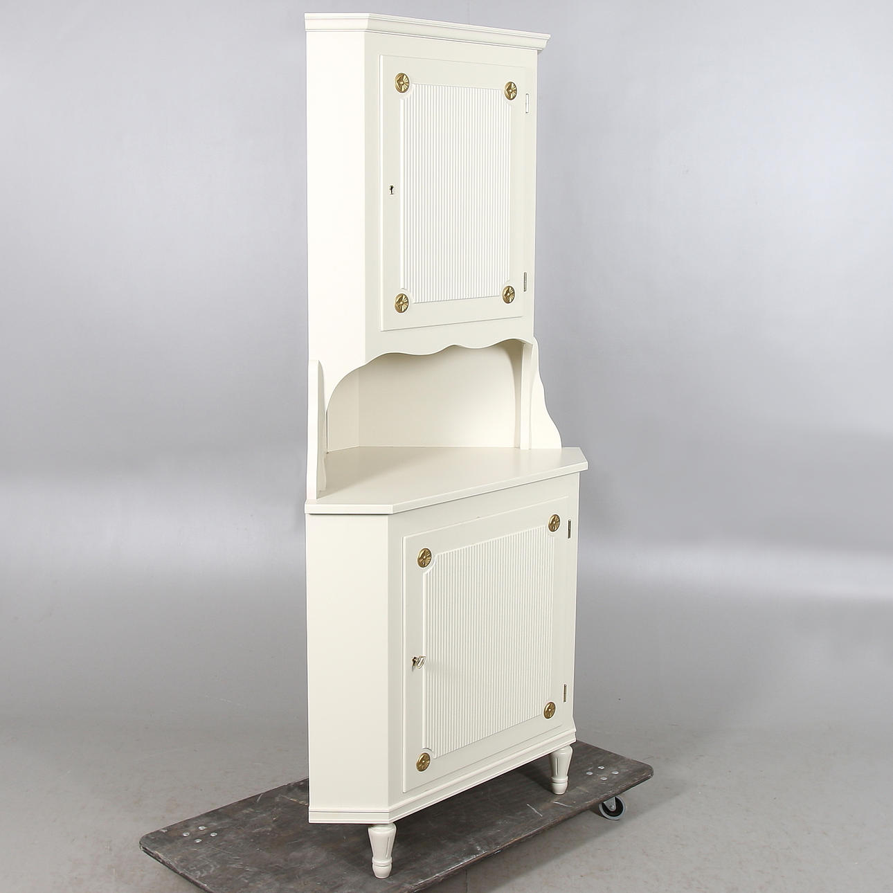 HÖRNSKÅP, Gustaviansk stil, 1900-talets sista kvartal.