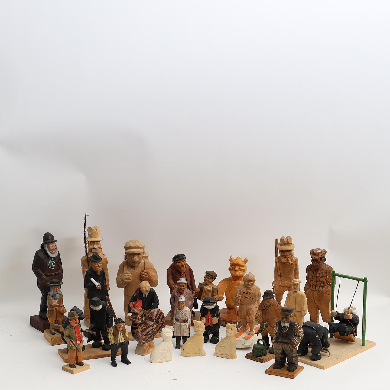 TRÄSKURNA FIGURER, delvis bemålade.