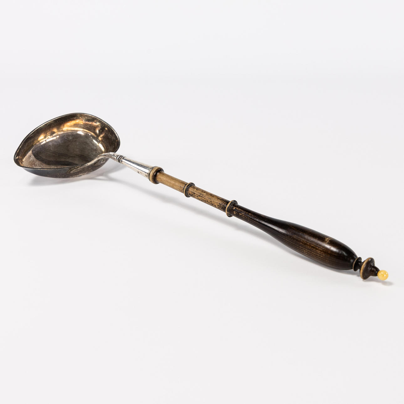SOPPSLEV. Silver med trähandtag, 1834.