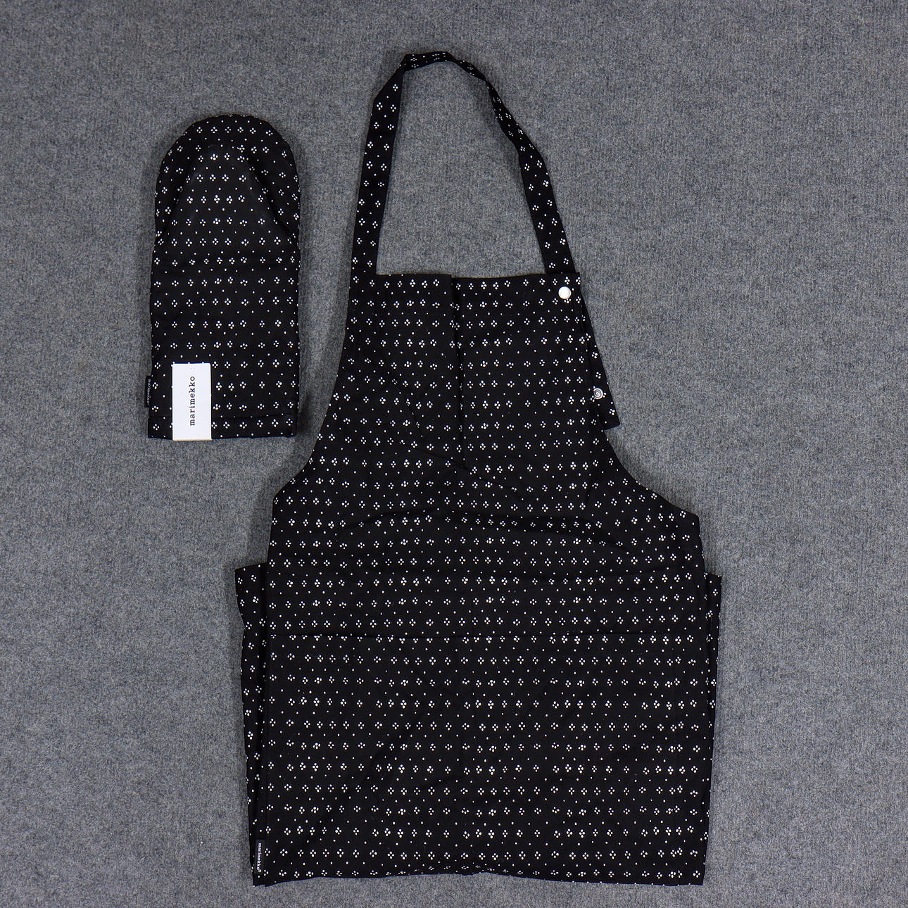 MARIMEKKO, FÖRKLÄDE SAMT UNGSVANTE "MUIJA", 100% BOMULL.