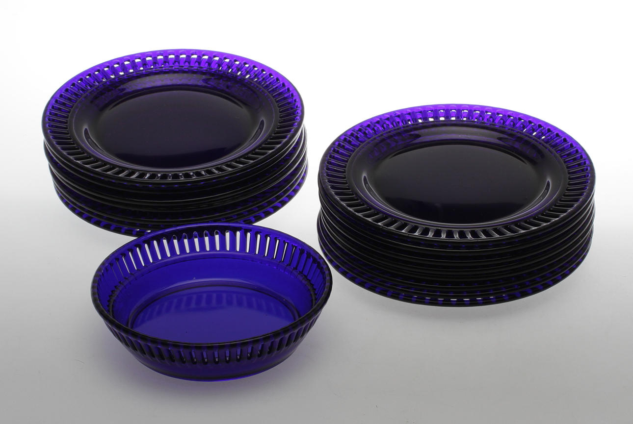 GLASFÖREMÅL, 16 delar, Gullaskruf.