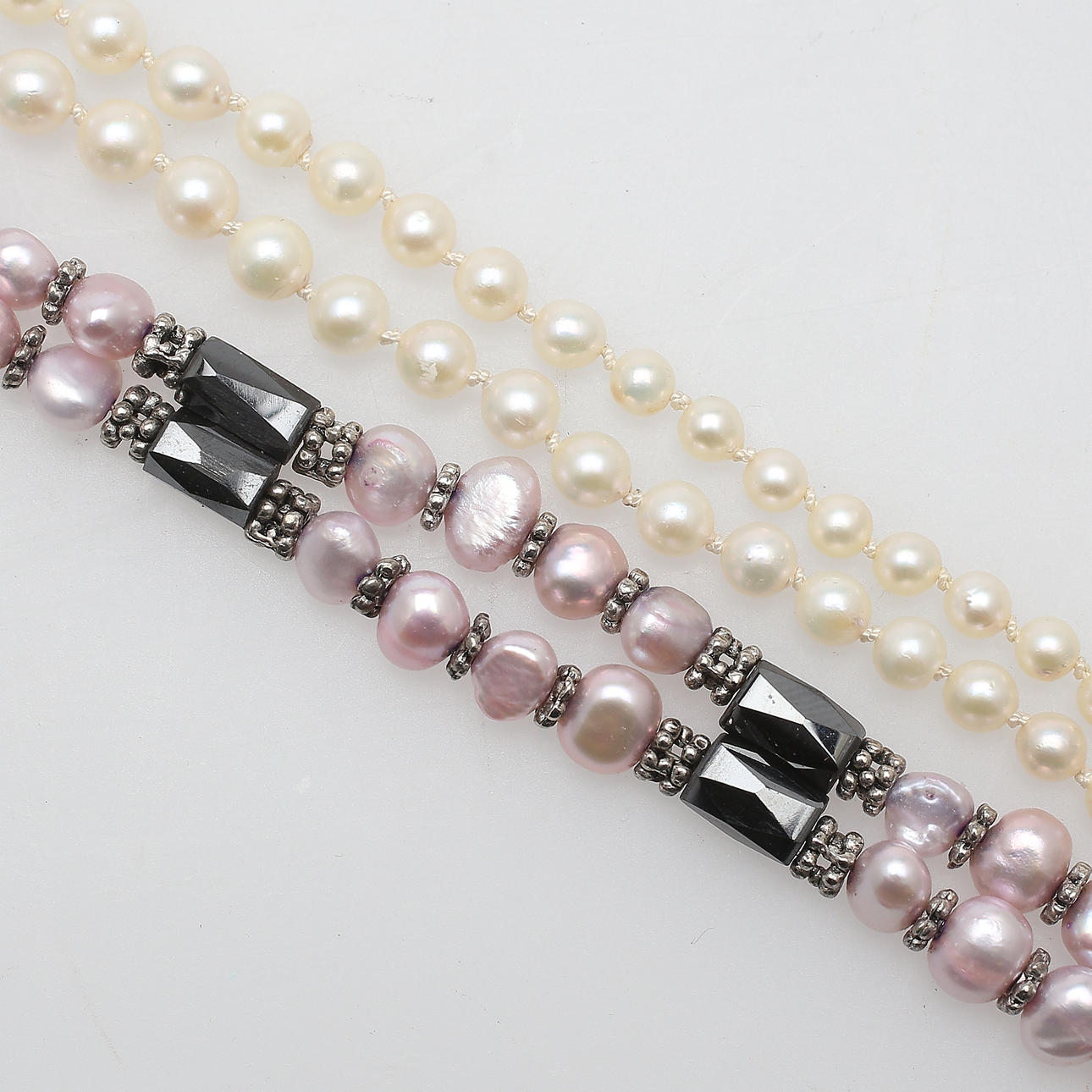 COLLIER, 2 st, vita samt rosa pärlor.