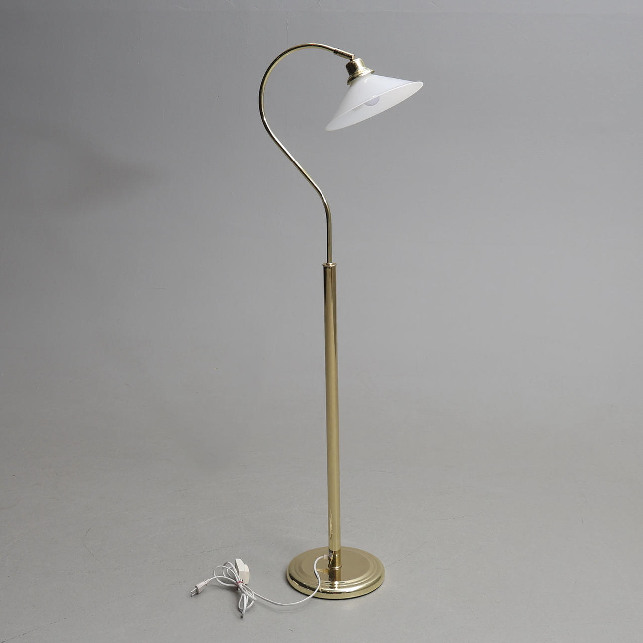 GOLVLAMPA. Ikea, mässing.