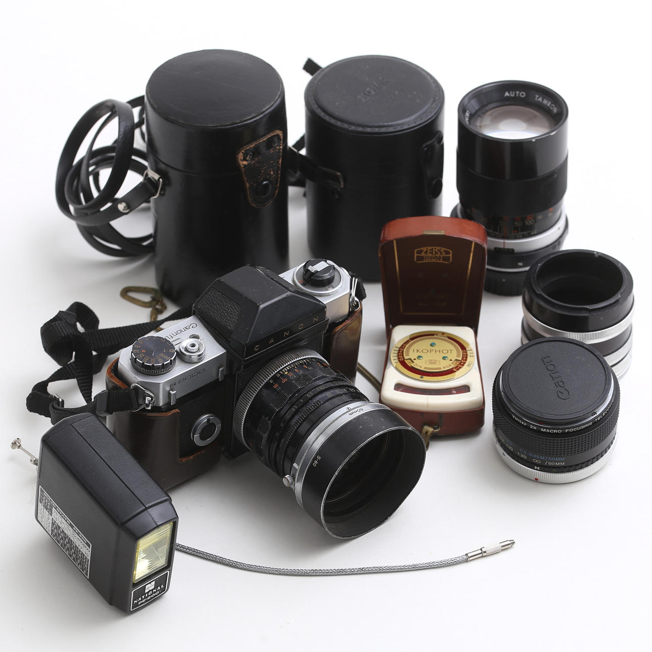 CANONFLEX R 2000 med objektiv samt tillbehör.