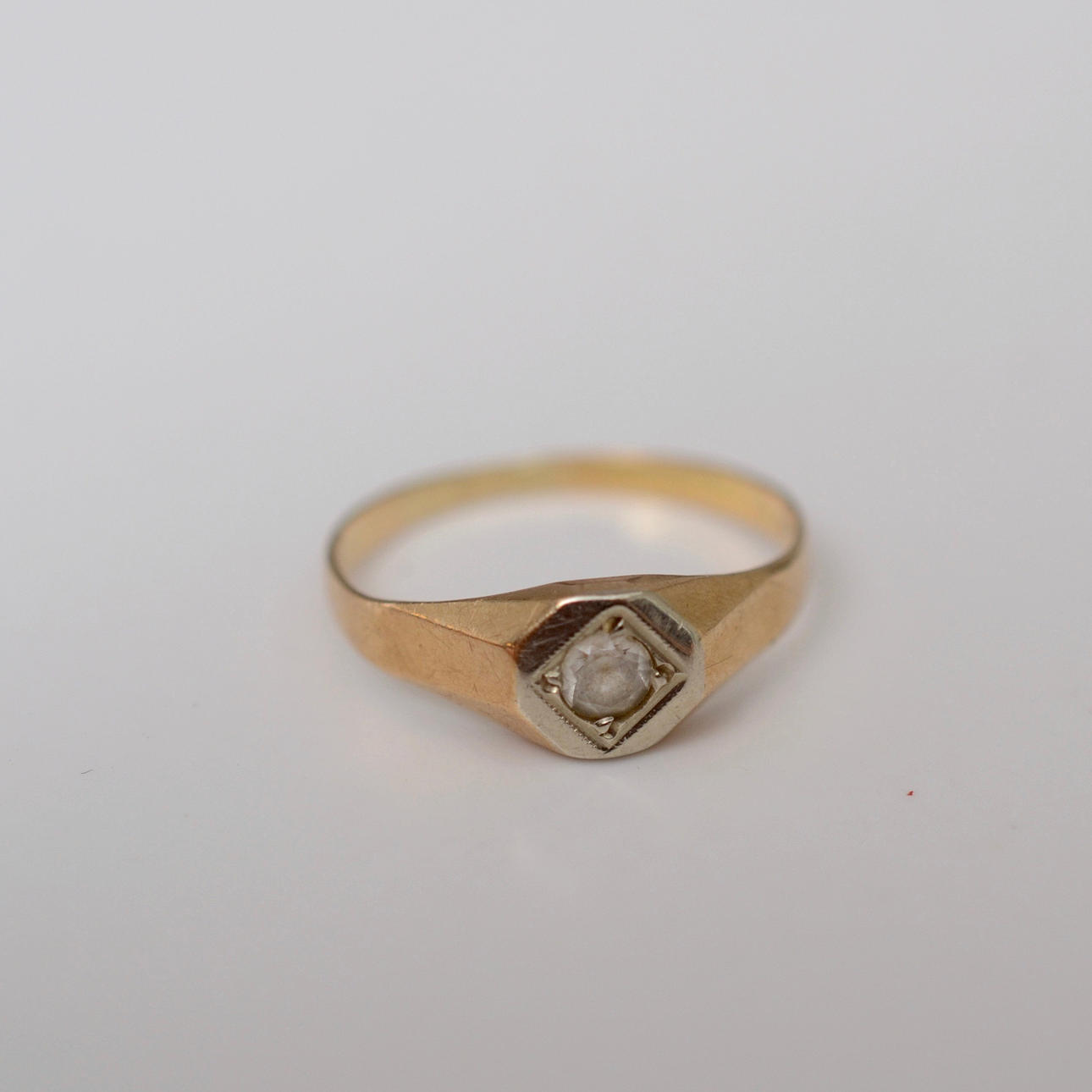 RING 18K guld, vikt cirka 2.3 gram.