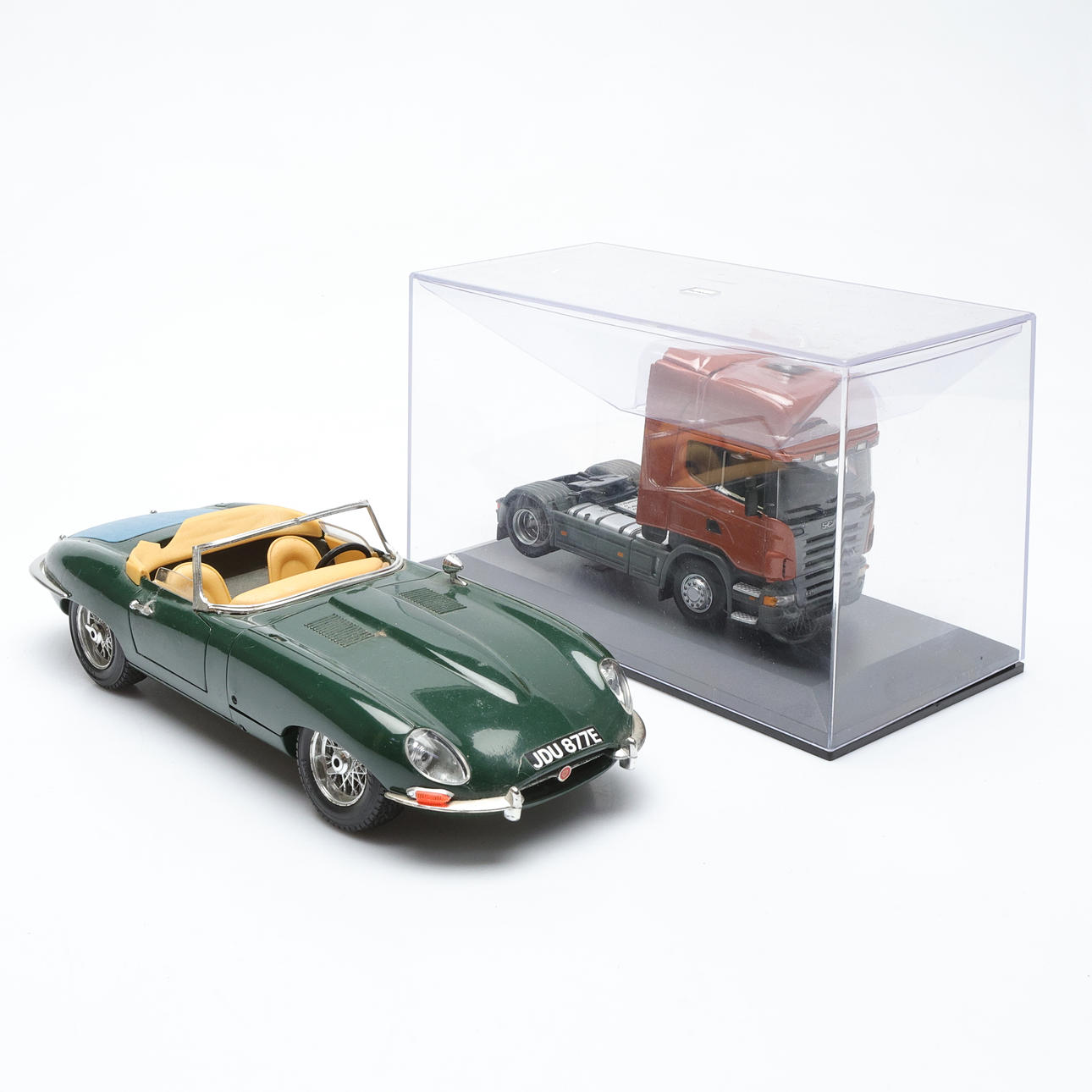MODELBIL, jaguar e-type samt LASTBIL, scania topline.