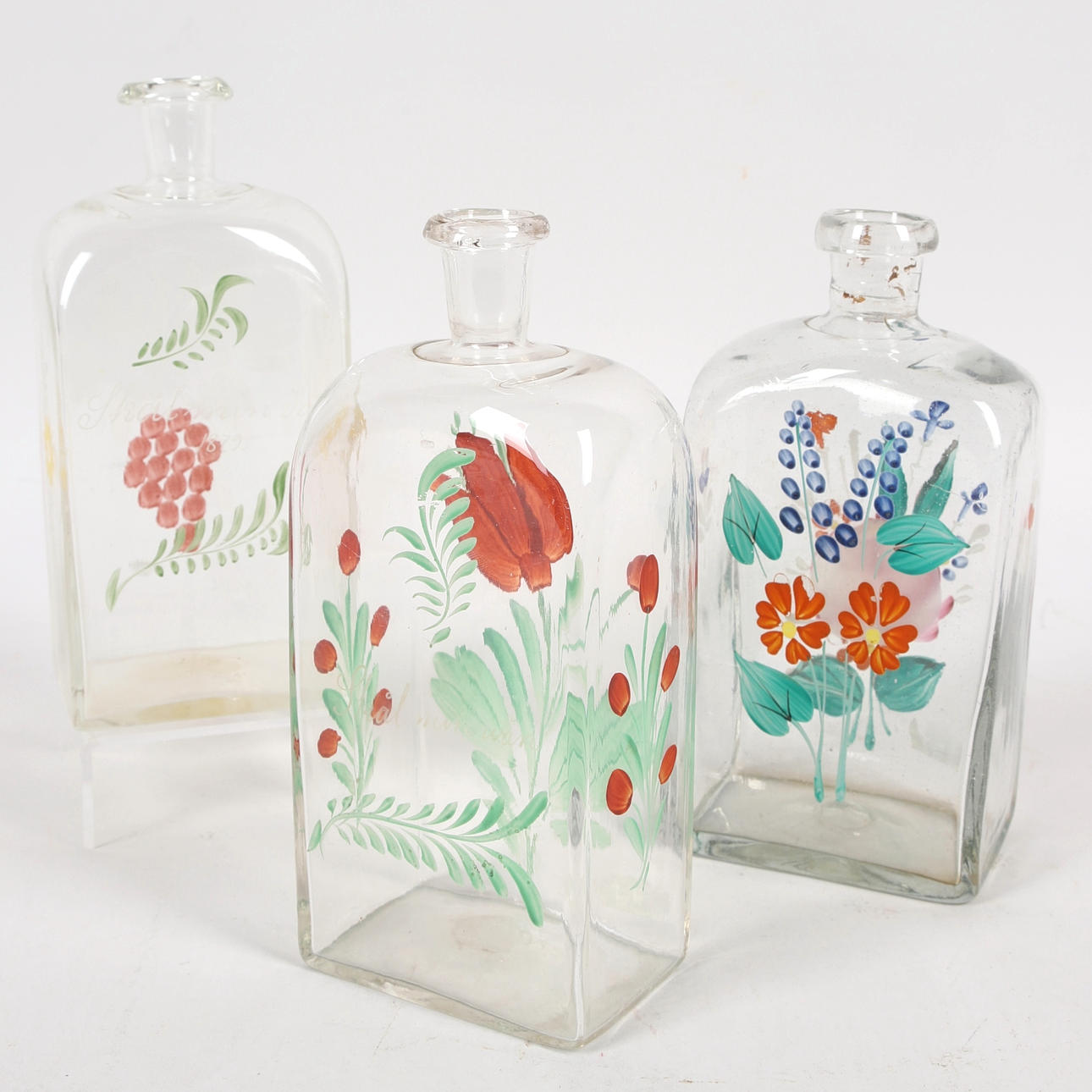 BRÄNNVINSFLASKOR, 3 st, glas, handmålade, 1800-tal.