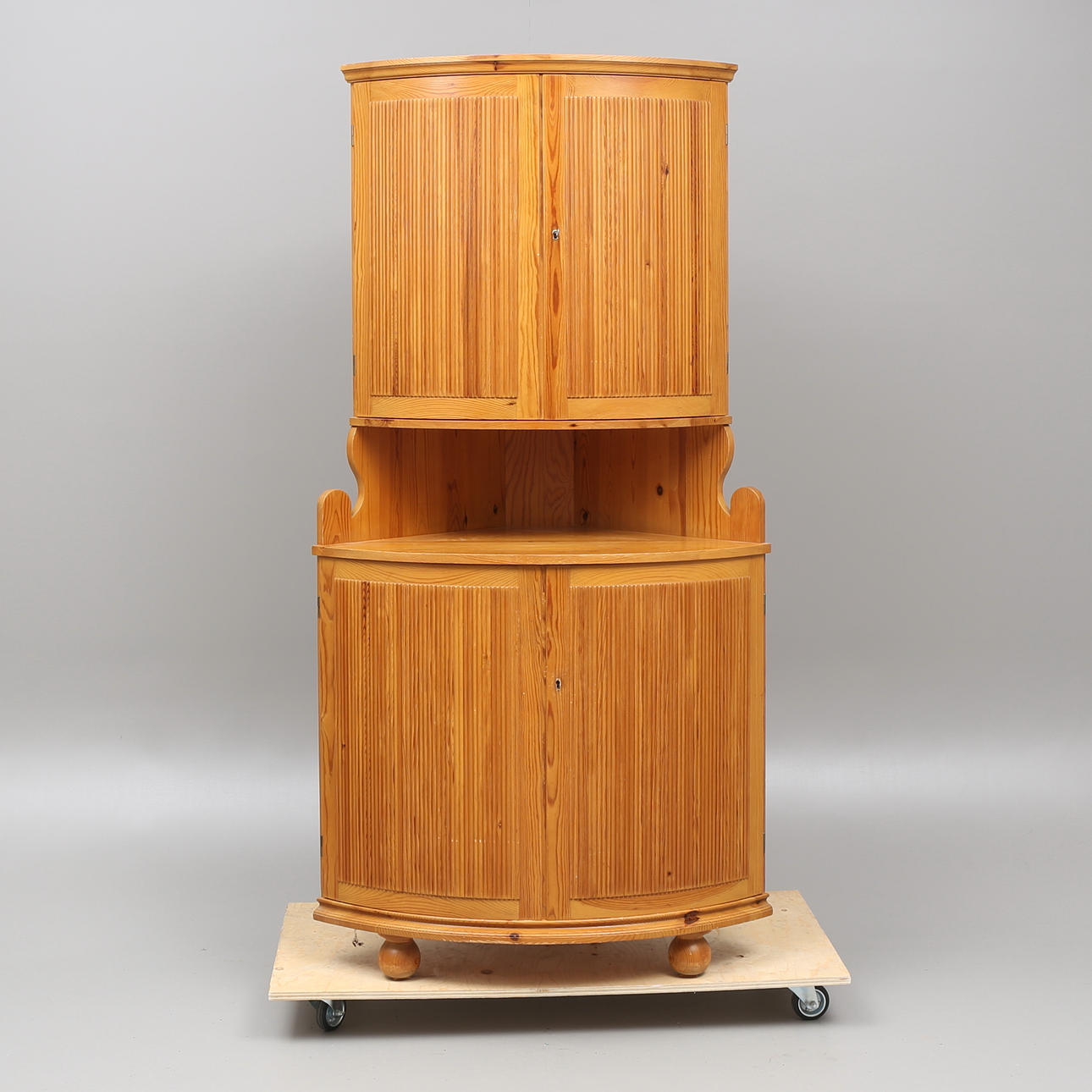 HÖRNSKÅP, Svensk Fur, gustaviansk stil, 1900-tal.