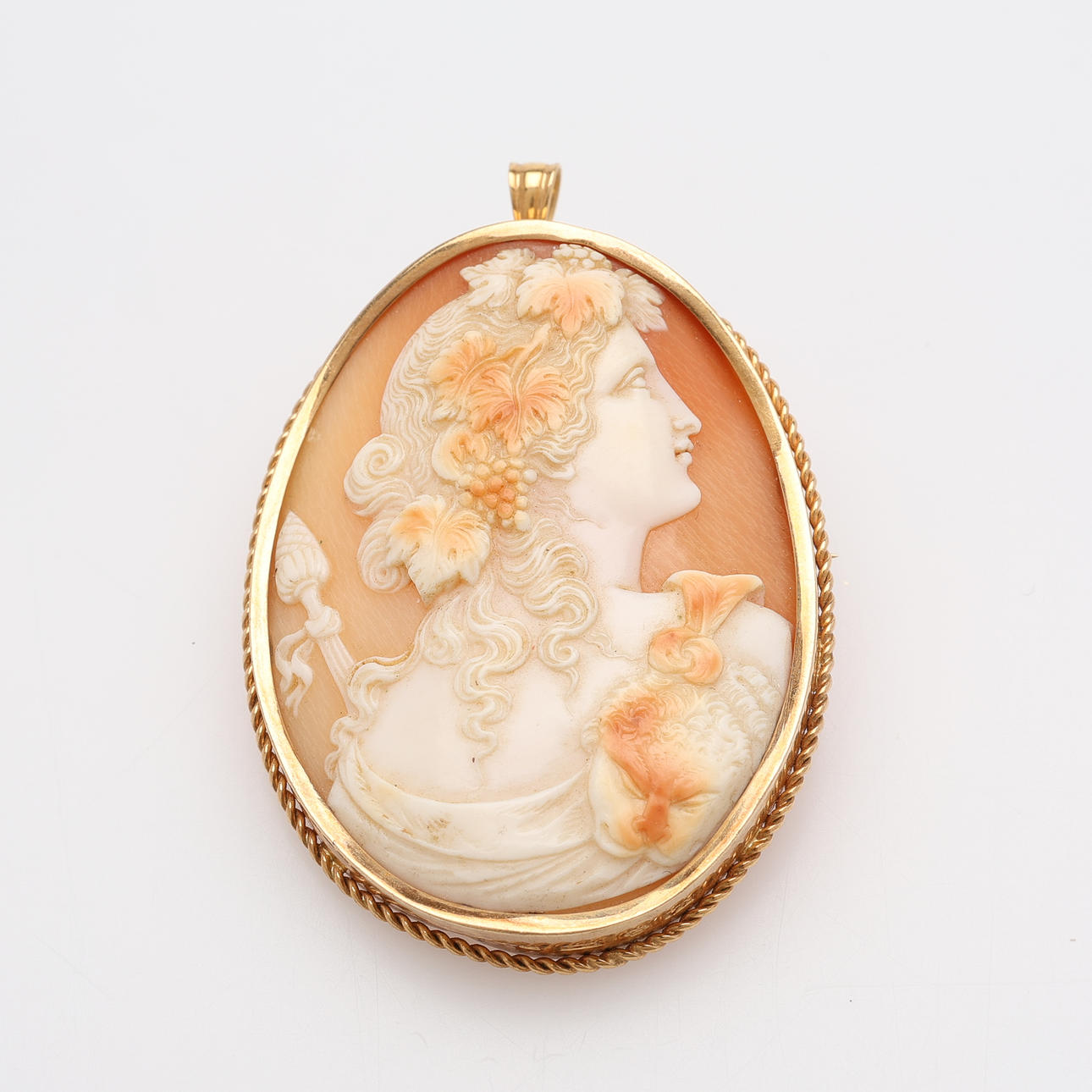 BROSCH/HÄNGE, SNÄCKCAMÉ, 18K GULD.
