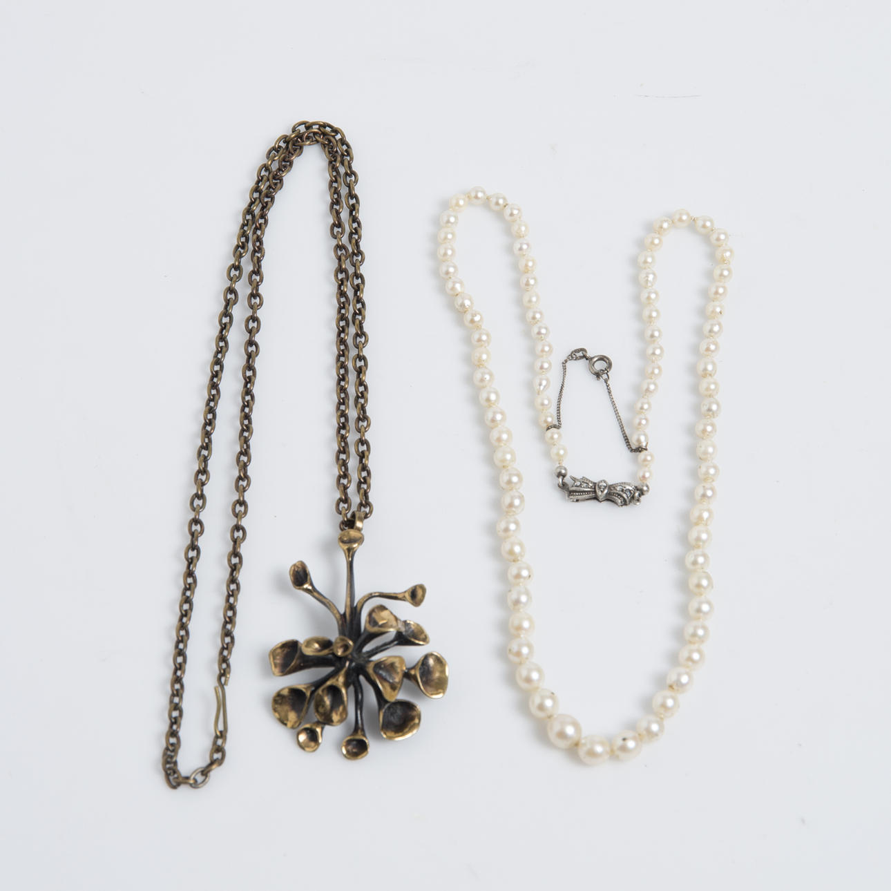 HALSBAND, 2 stycken, "Lava" Kalevala samt pärlcollier med silverlås.