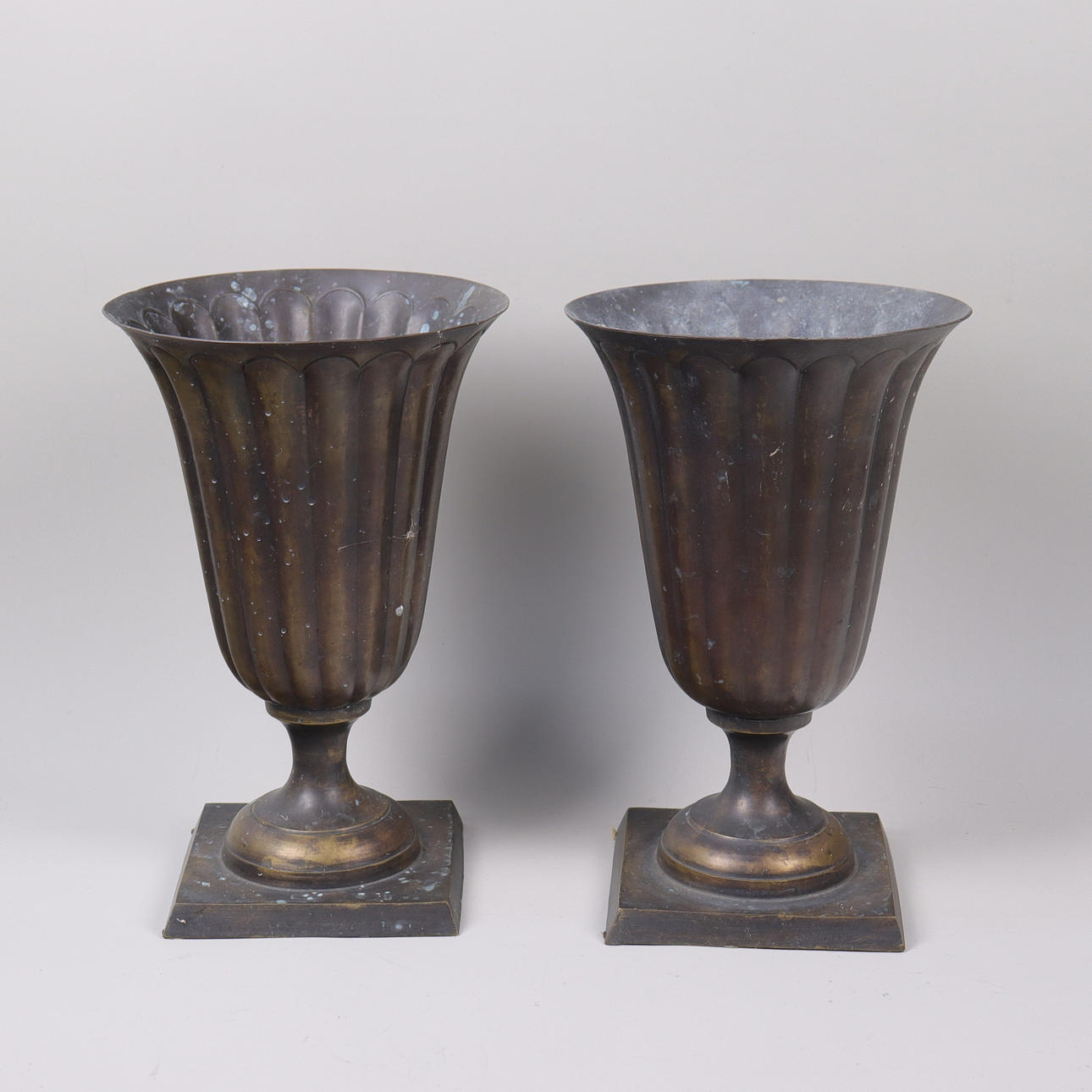 URNOR / YTTERFODER, patinerad metall, 2000-tal, 1 par.