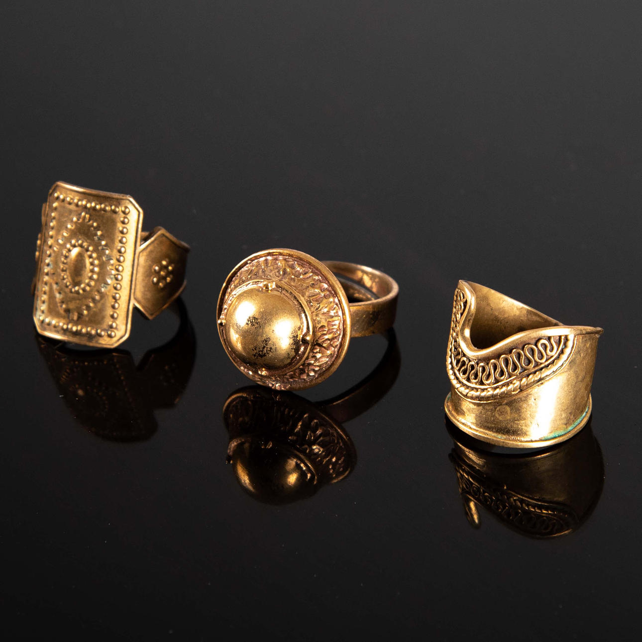 RINGAR. 3 st. Brons, bl.a Kalevala Koru.