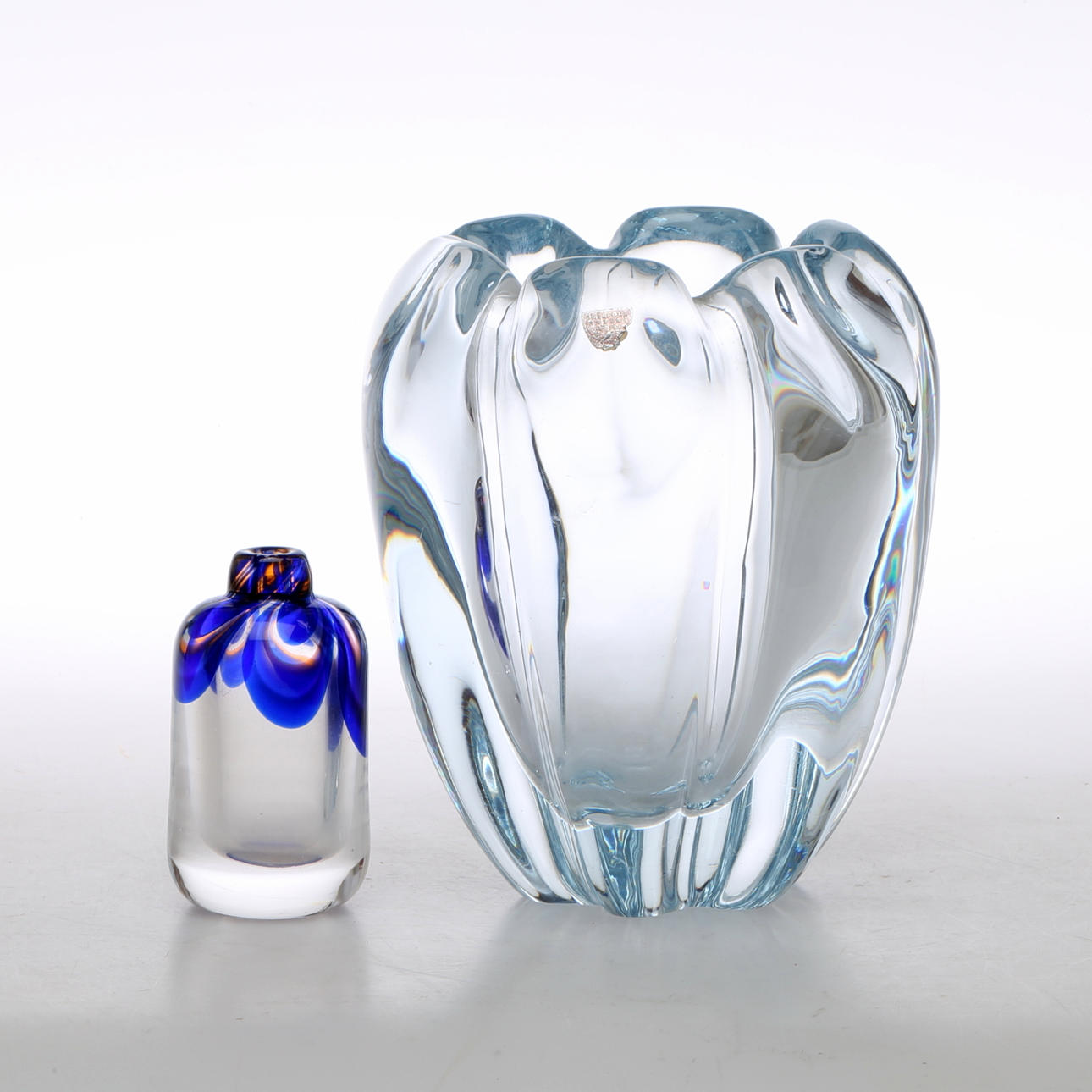 VASER , 2 st , Vicke Lindstrand för Orrefors samt Göran Wärff för Kosta.