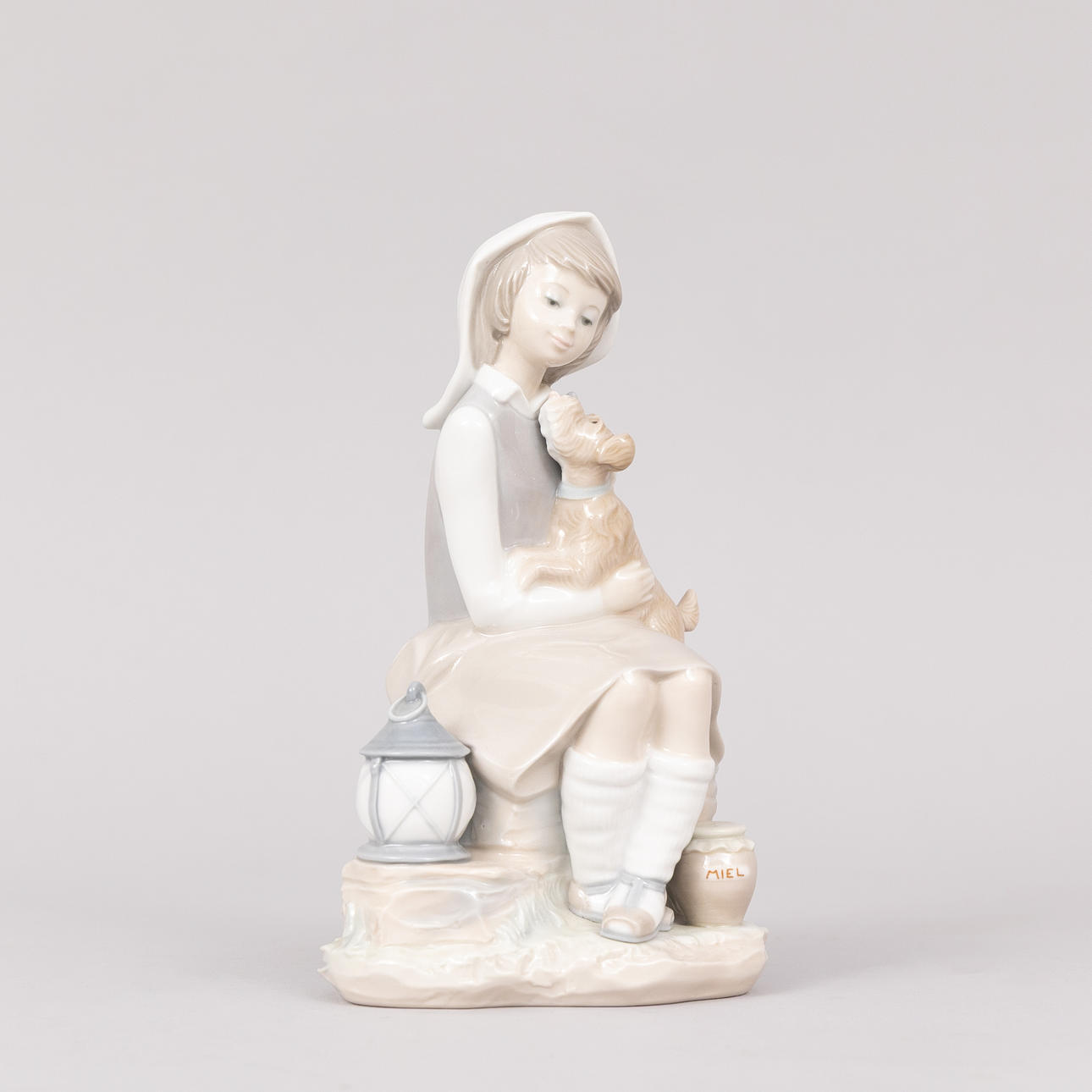 FIGURIN, flicka med hund, porslin, Lladro, Spanien.
