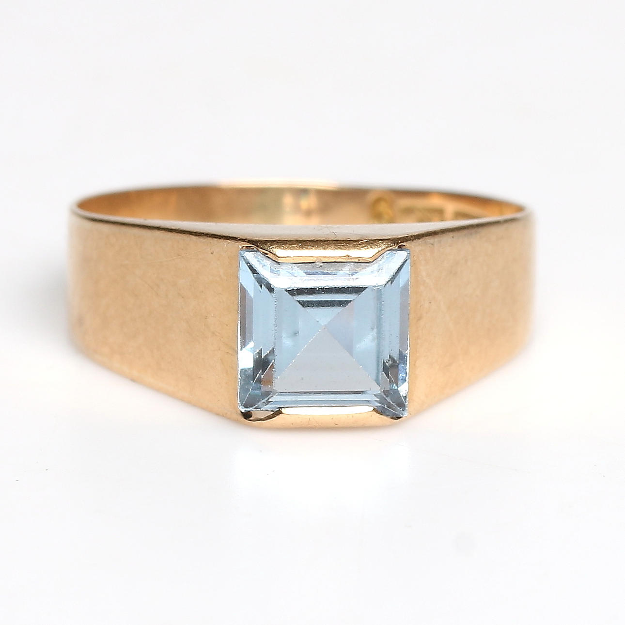 RING, 18k guld, med blå sten, Bengt Hallberg Guldsmedja, Köping. 1967. Bruttovikt 2 gram.