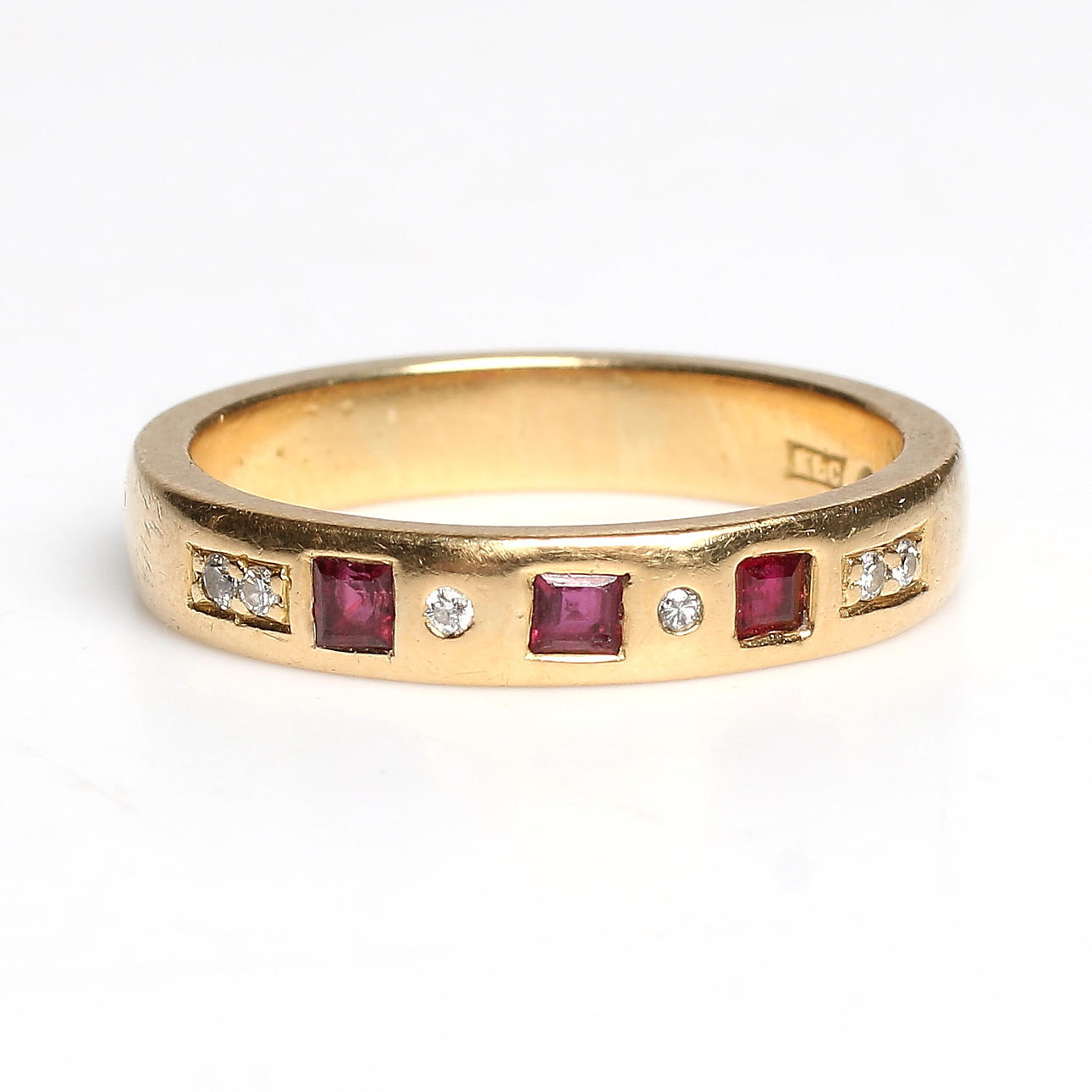 RING, 18k guld, med 6 briljanter och 3 rubiner, tot. 0,06 ct samt 3 rubiner, Kurt-L Carlsson, Spånga. Bruttovik 5 gram.