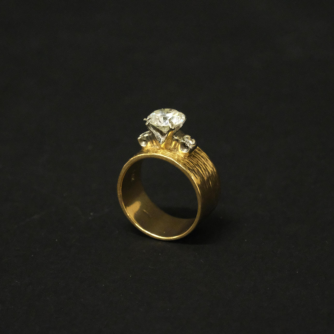 RING MED MOISSANITER, 14K GULD.