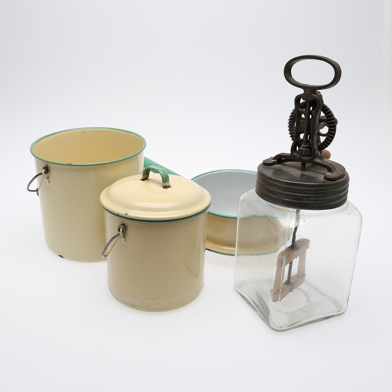 EMALJFÖREMÅL, 3 delar samt GLASBURK.