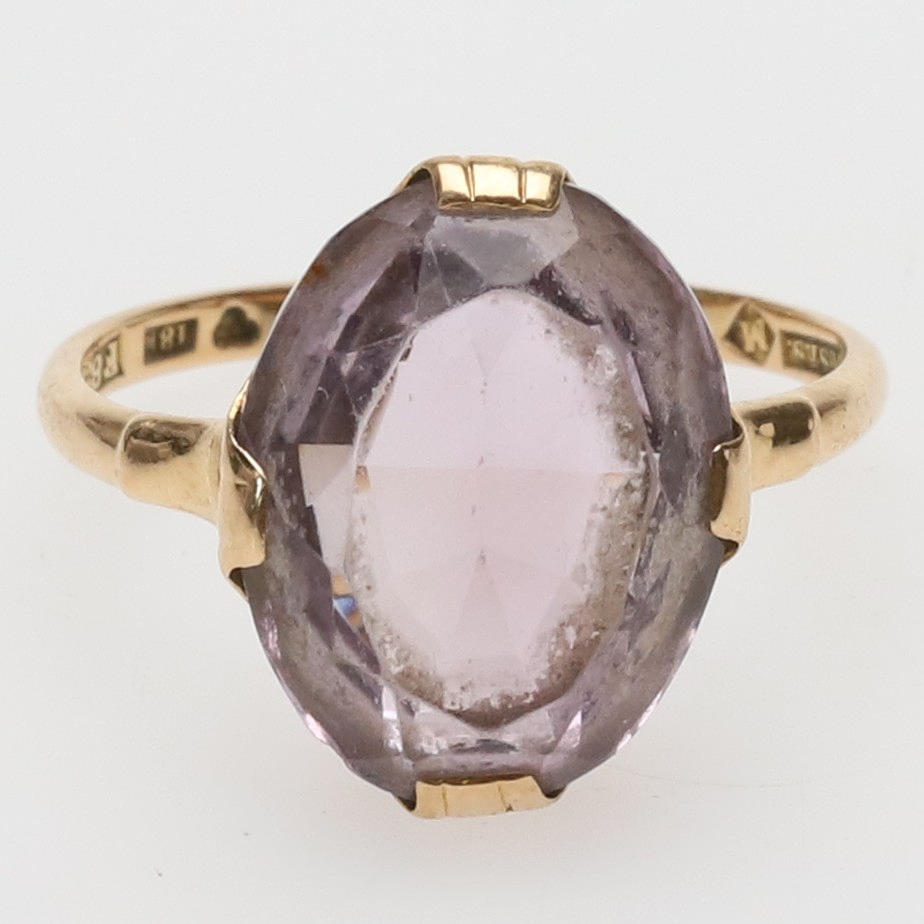 Ring, 18K guld, med oval sten, 4,2 gram.