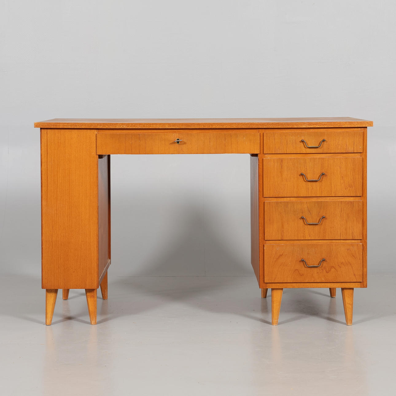 SKRIVBORD teak 1900-talets mitt.