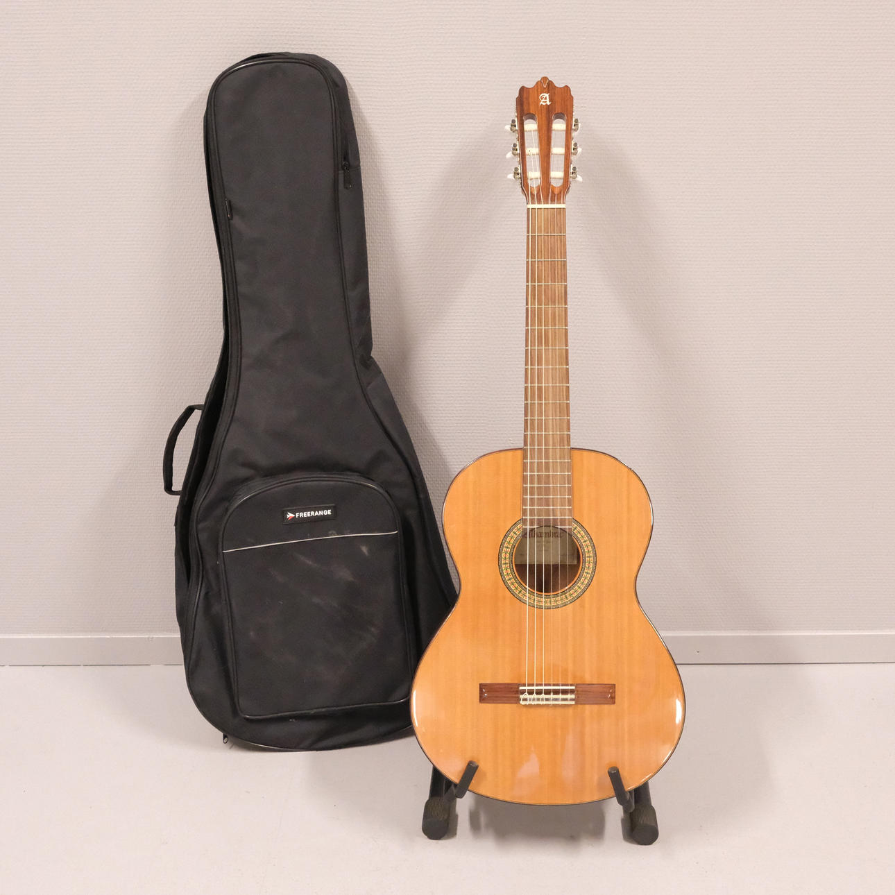 ALHAMBRA. AKUSTISK GITARR. MODELL "3C". SAMT GITARRSTÄLL.