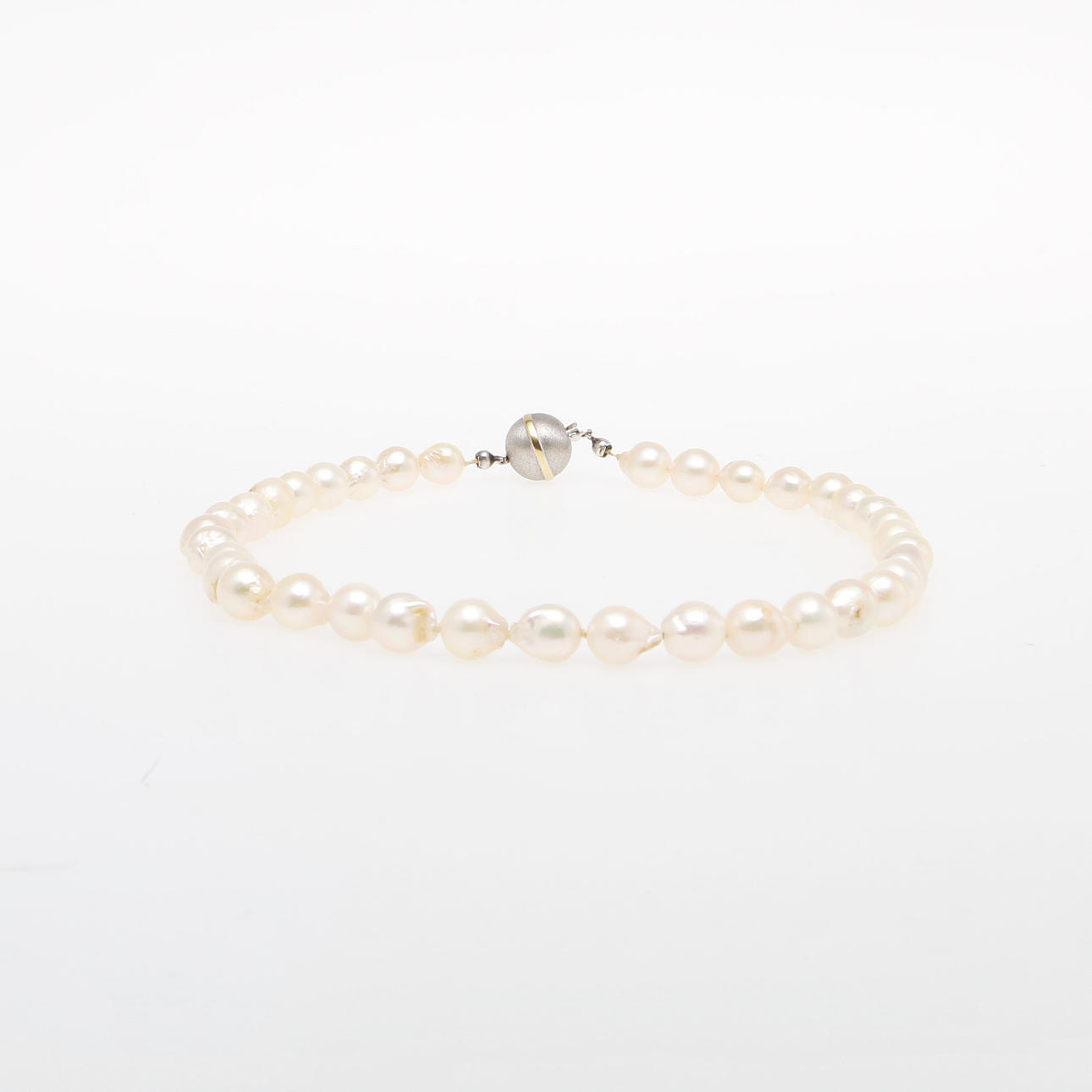 PÄRLCOLLIER, silverlås.