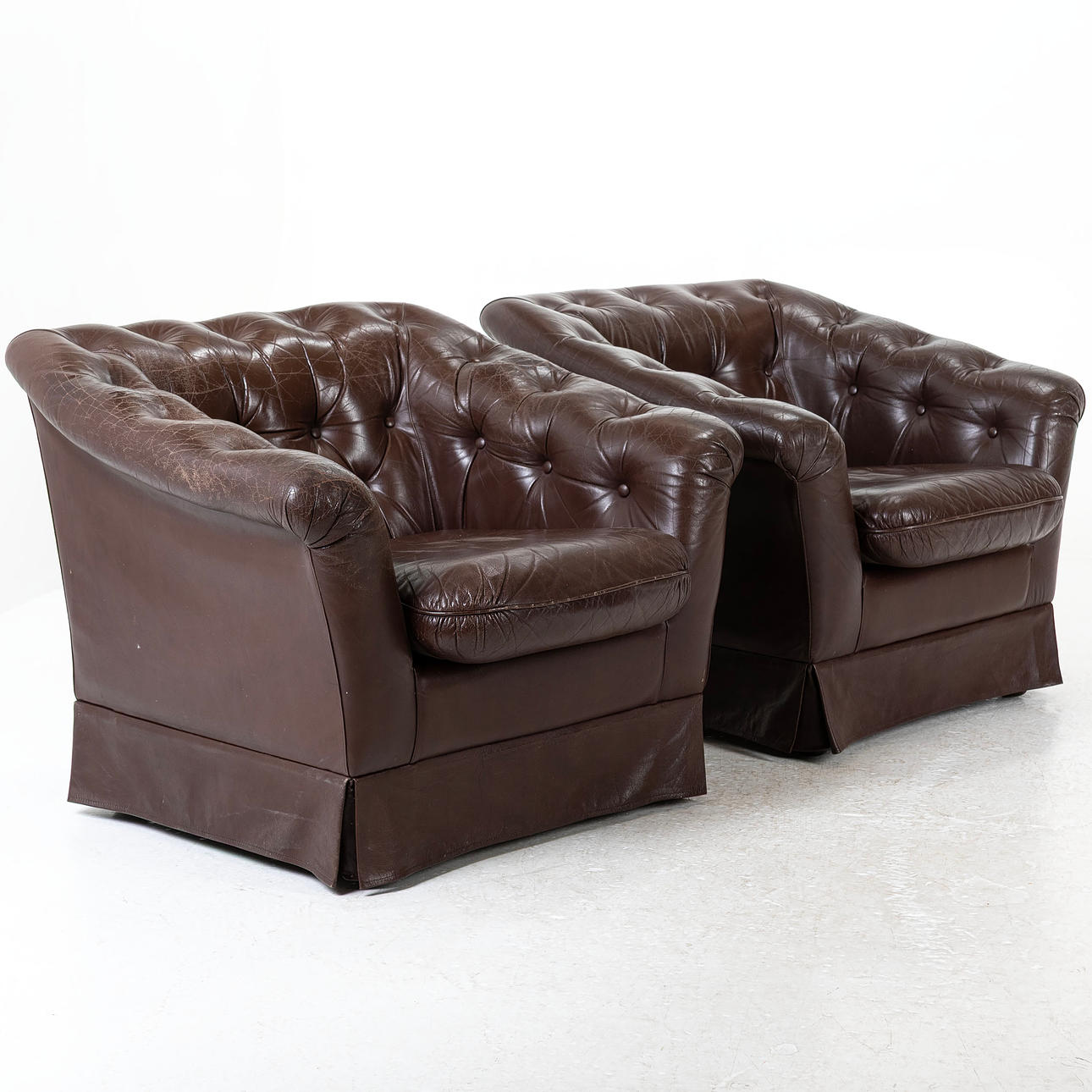 FÅTÖLJER, ett par, Chesterfield-modell.