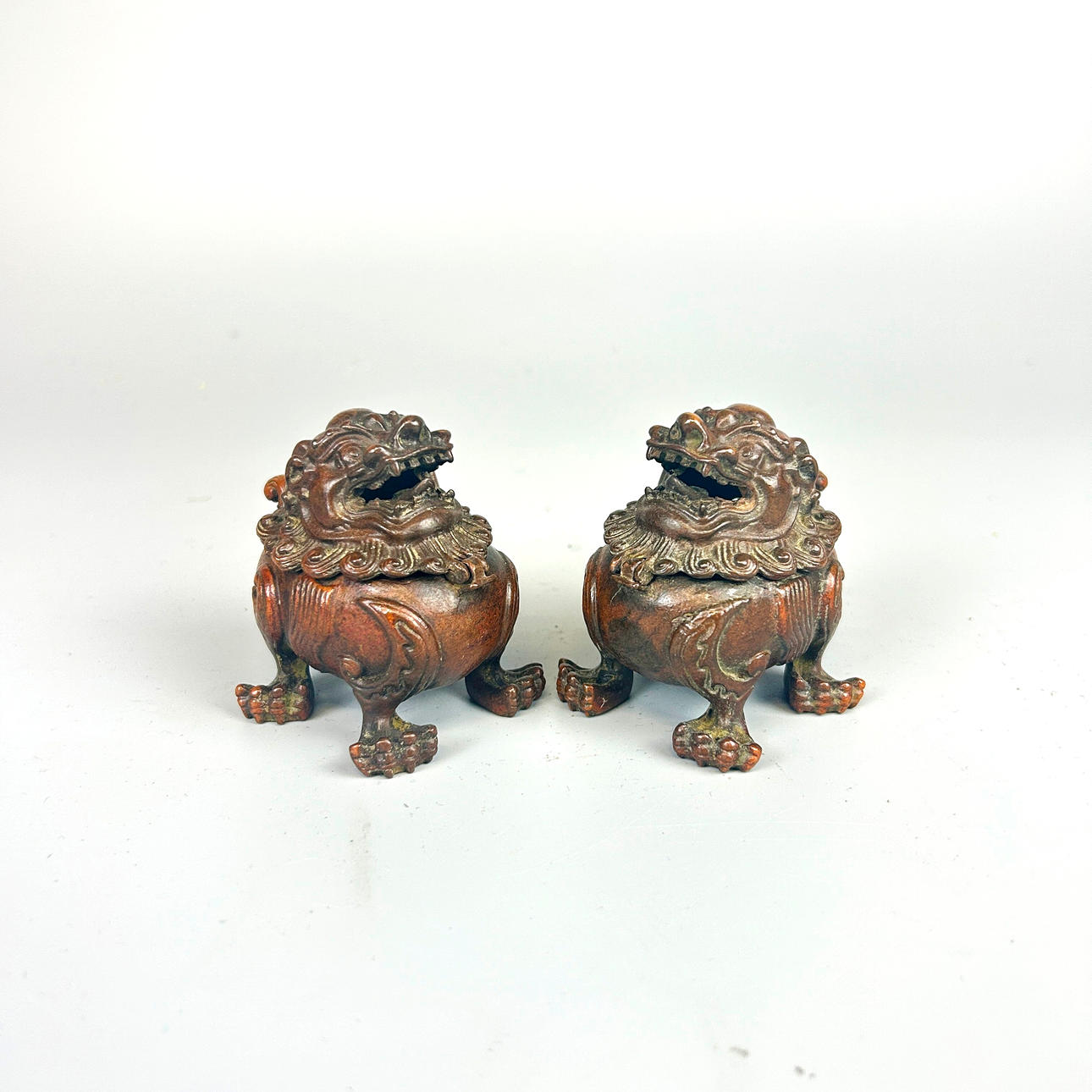 PAIR OF SMALL CHINESE BRONZE CENSERS. Asiatica - Bronzes - Auctionet