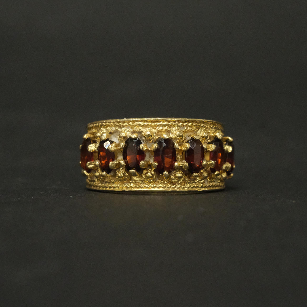 RING MED GRANATER, 14K GULD.