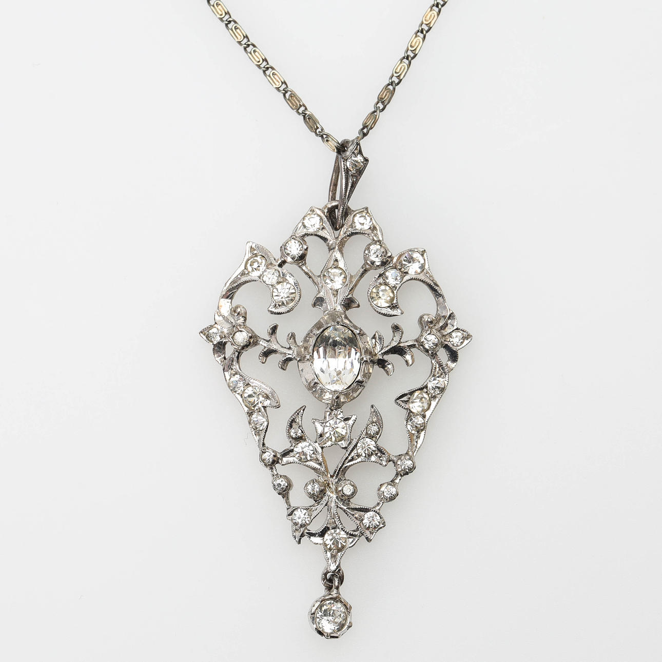 HÄNGE med KEDJA, silver, paste, omkring år 1900.