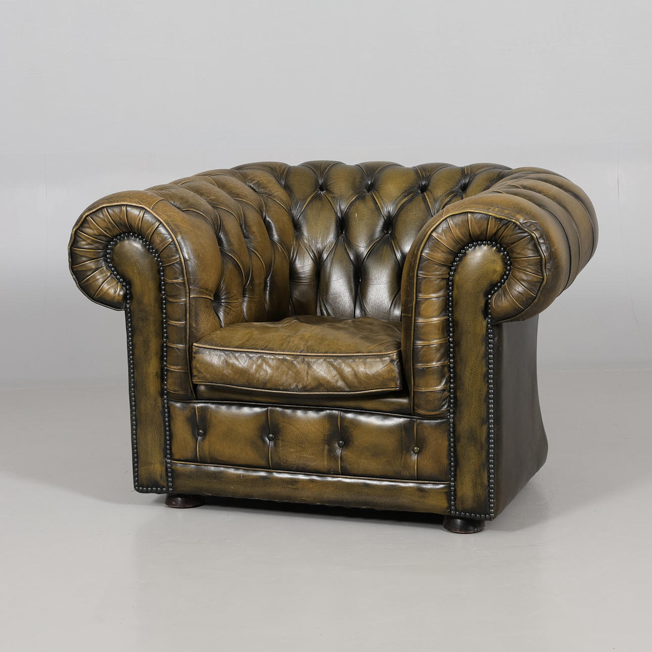 FÅTÖLJ Chesterfield modell 1900-tal.