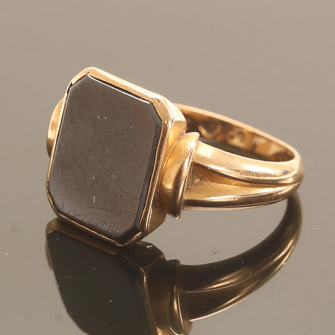 KLACKRING, 18 k guld.