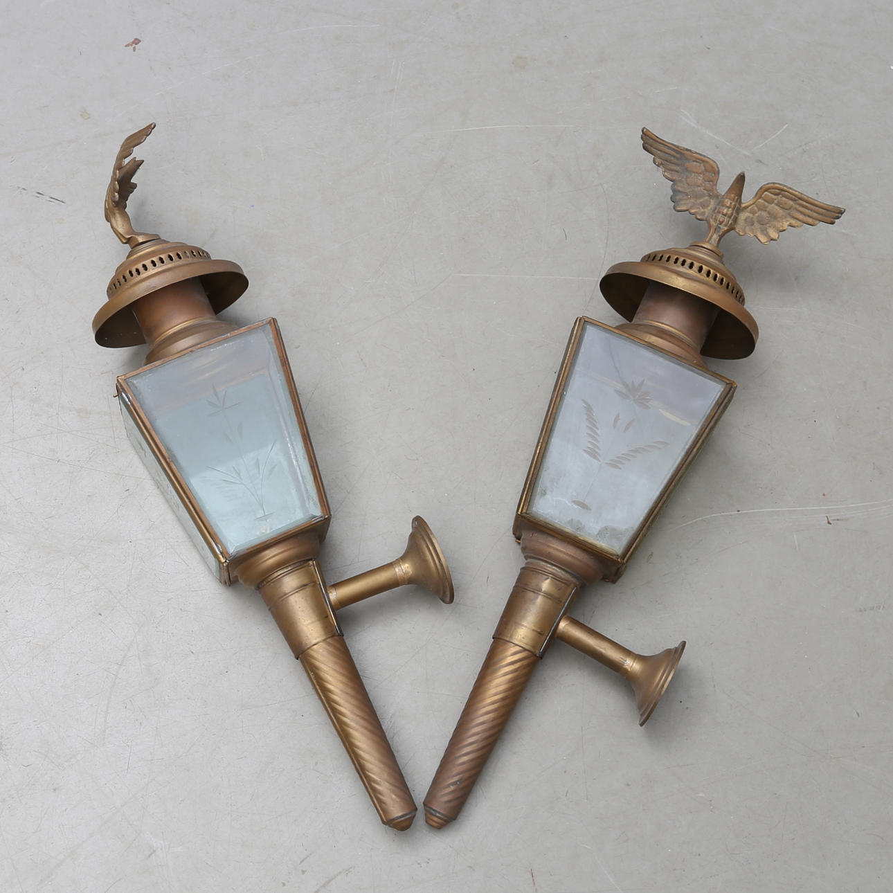 VÄGGLYKTOR,metall, dekor av örn, 1900-tal.