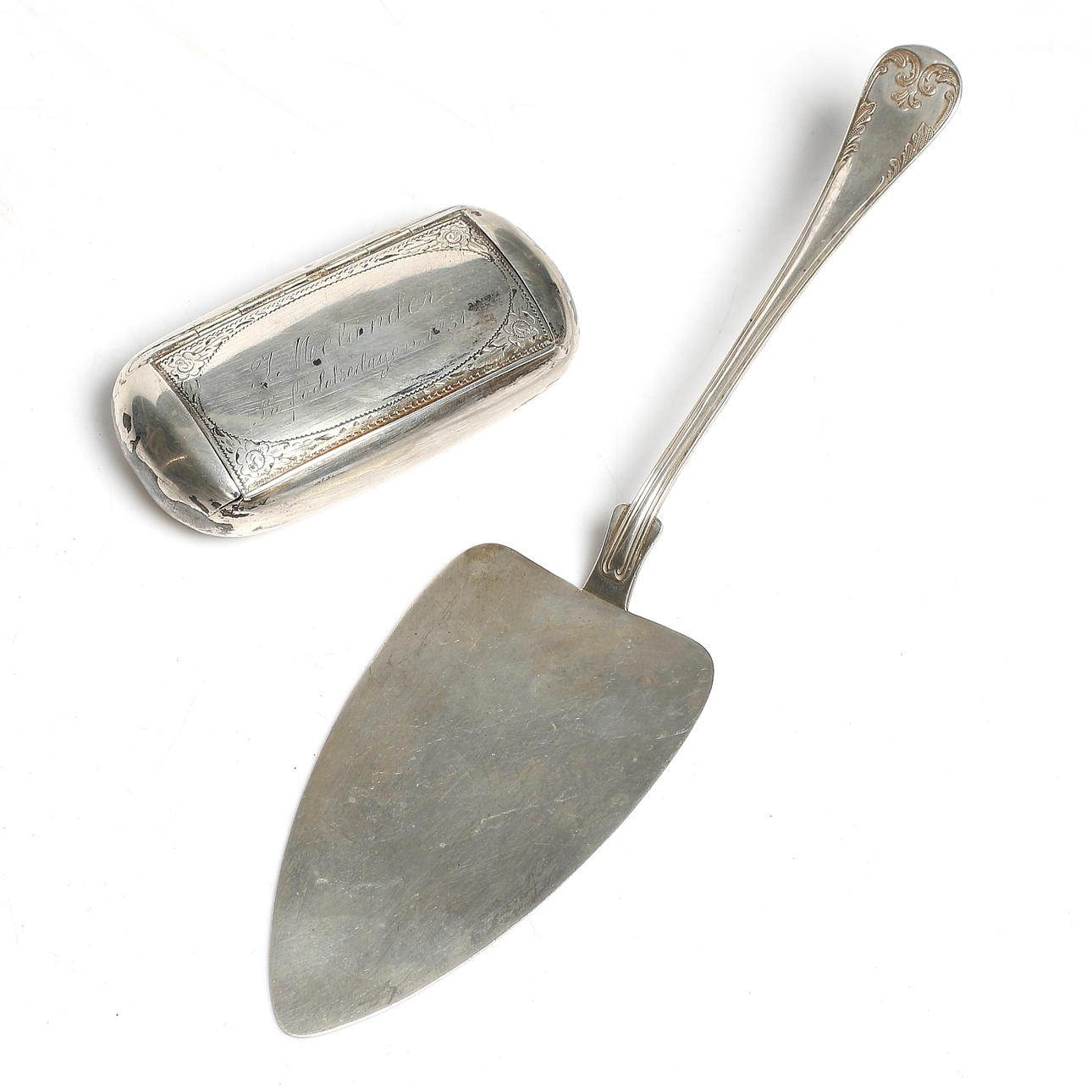 SNUSDOSA och TÅRTSPADE, 2 delar silver, bl.a. Guldsmedsaktibolaget GAB, Stockholm, 1920 och 1931. Vikt 112 gram.