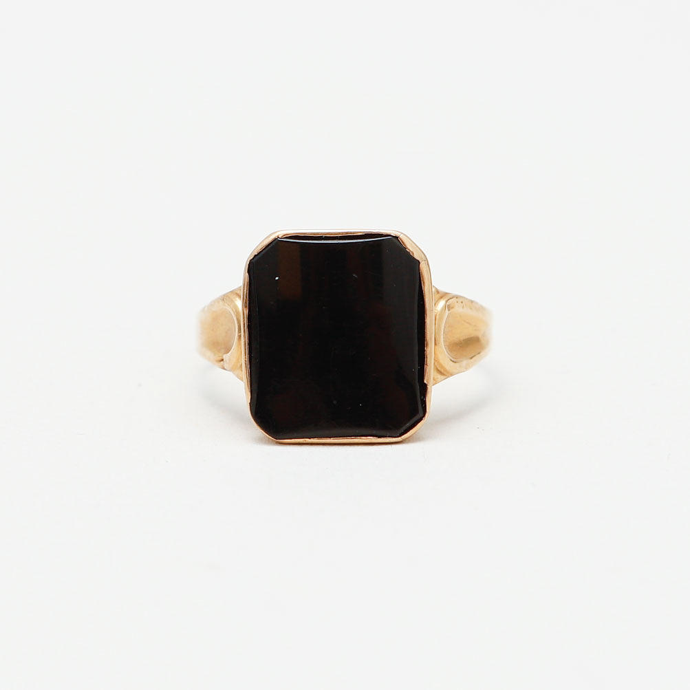 KLACKRING, 18k guld, onyx, vikt ca 3,2 gram.