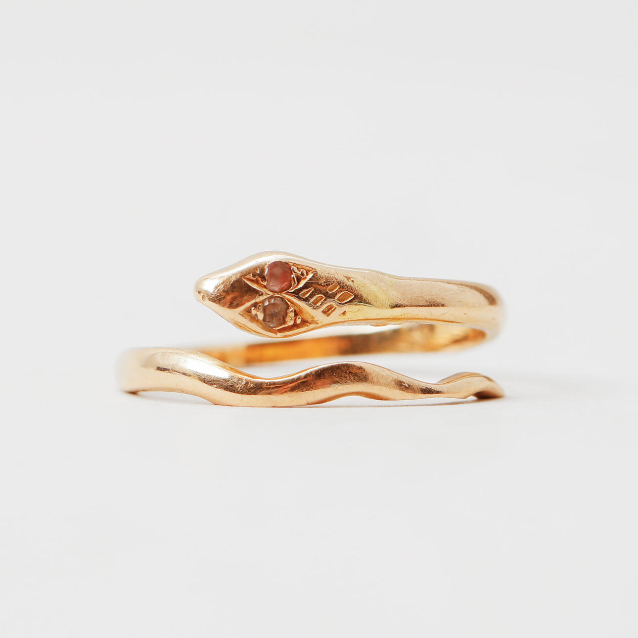 RING, 18k guld, syntetiska stenar, vikt ca 2,8 gram.