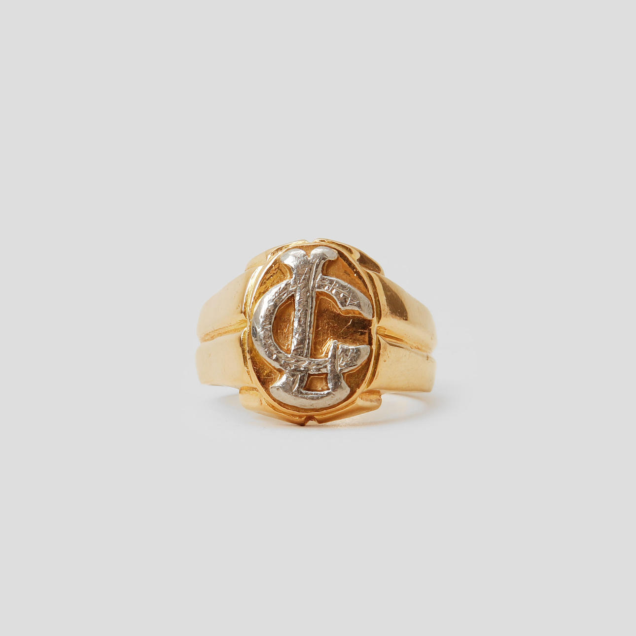 KLACKRING, 18k guld, vikt ca 17,4 gram.
