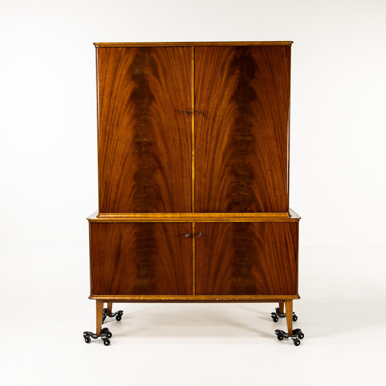 SALSKÅP. Mahogny, 1900-tal.