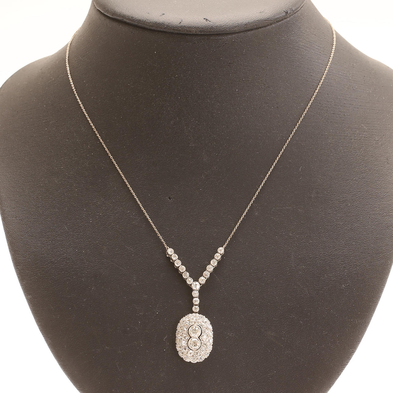 COLLIER med briljantslipade diamanter.