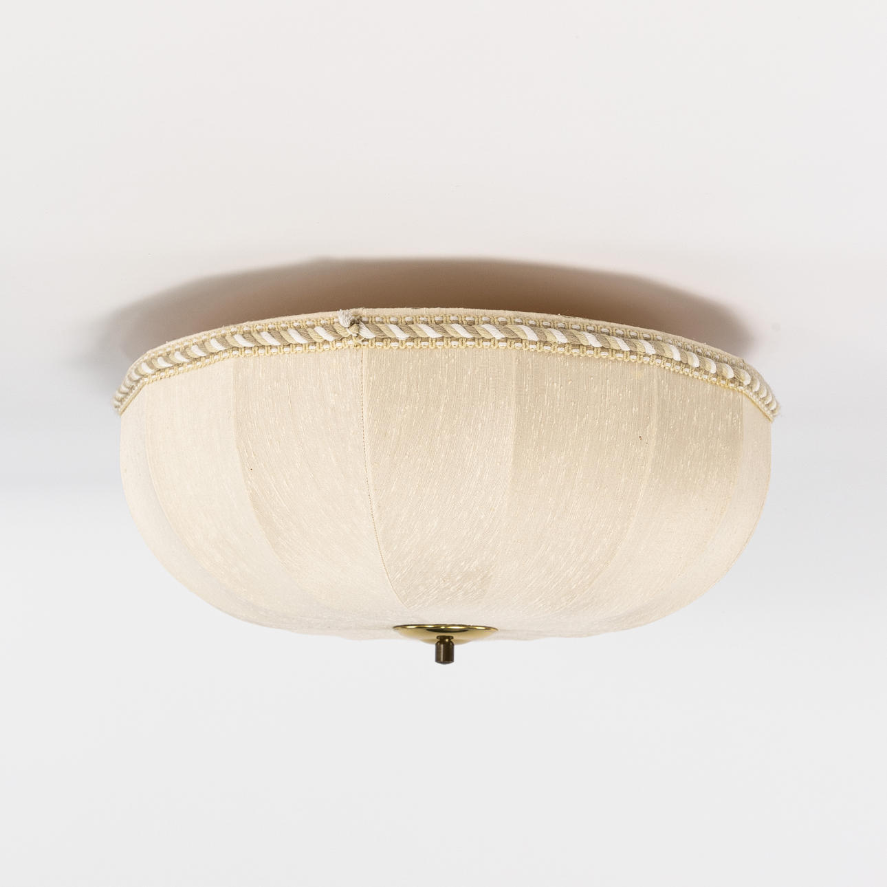 TAKPLAFOND. Textil och metall.
