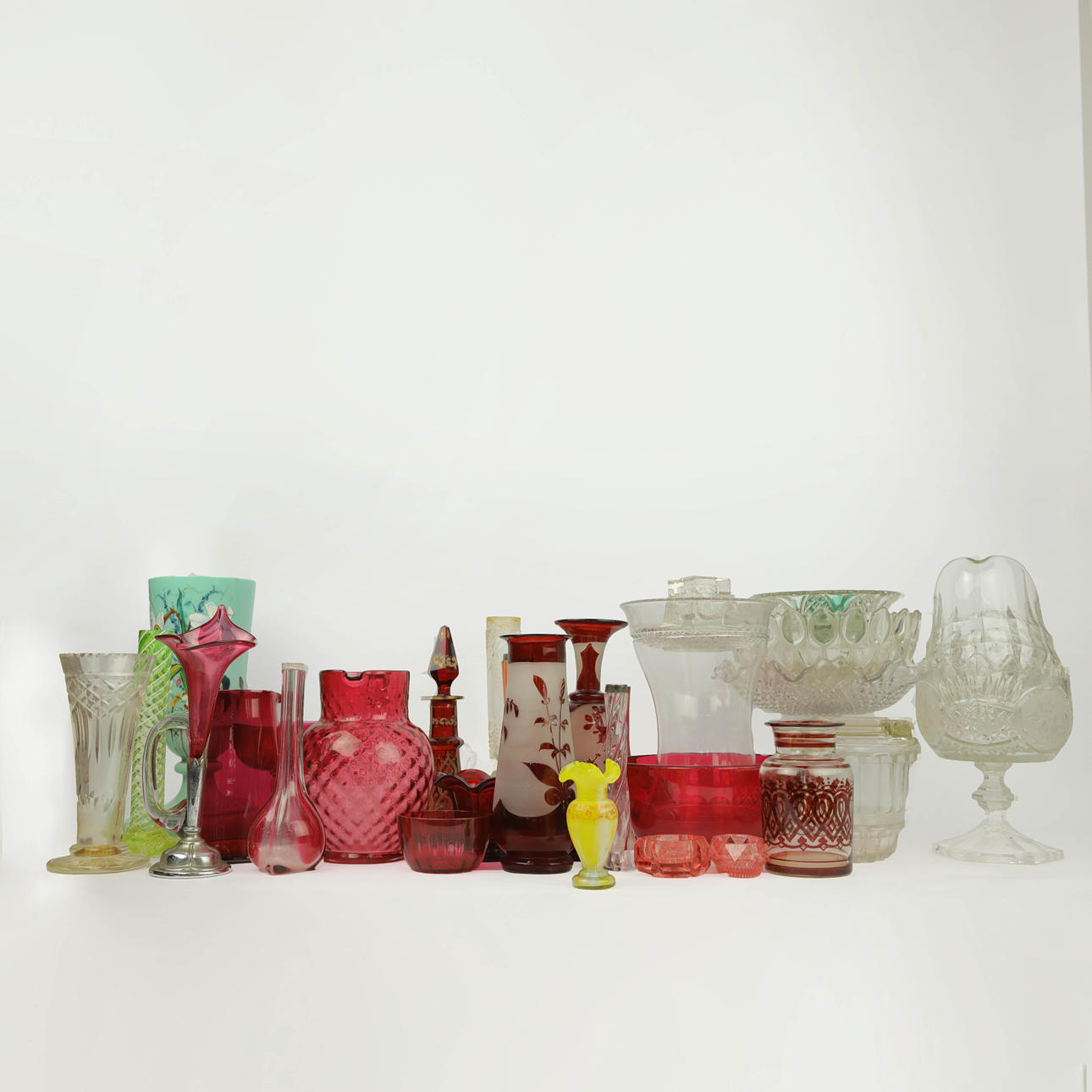 A COLLECTION OF ASSORTED GLASSWARE. Glass - Art glass - Auctionet