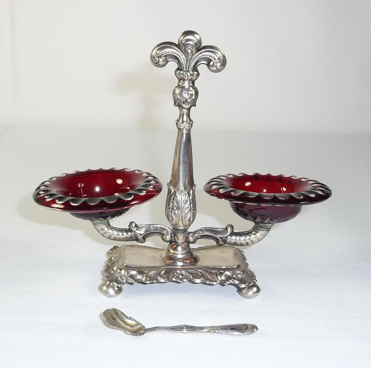 BIEDERMEIER DUBBEL KRYDDSKÅL. Troligen Österrike, 1800-talets mitt.