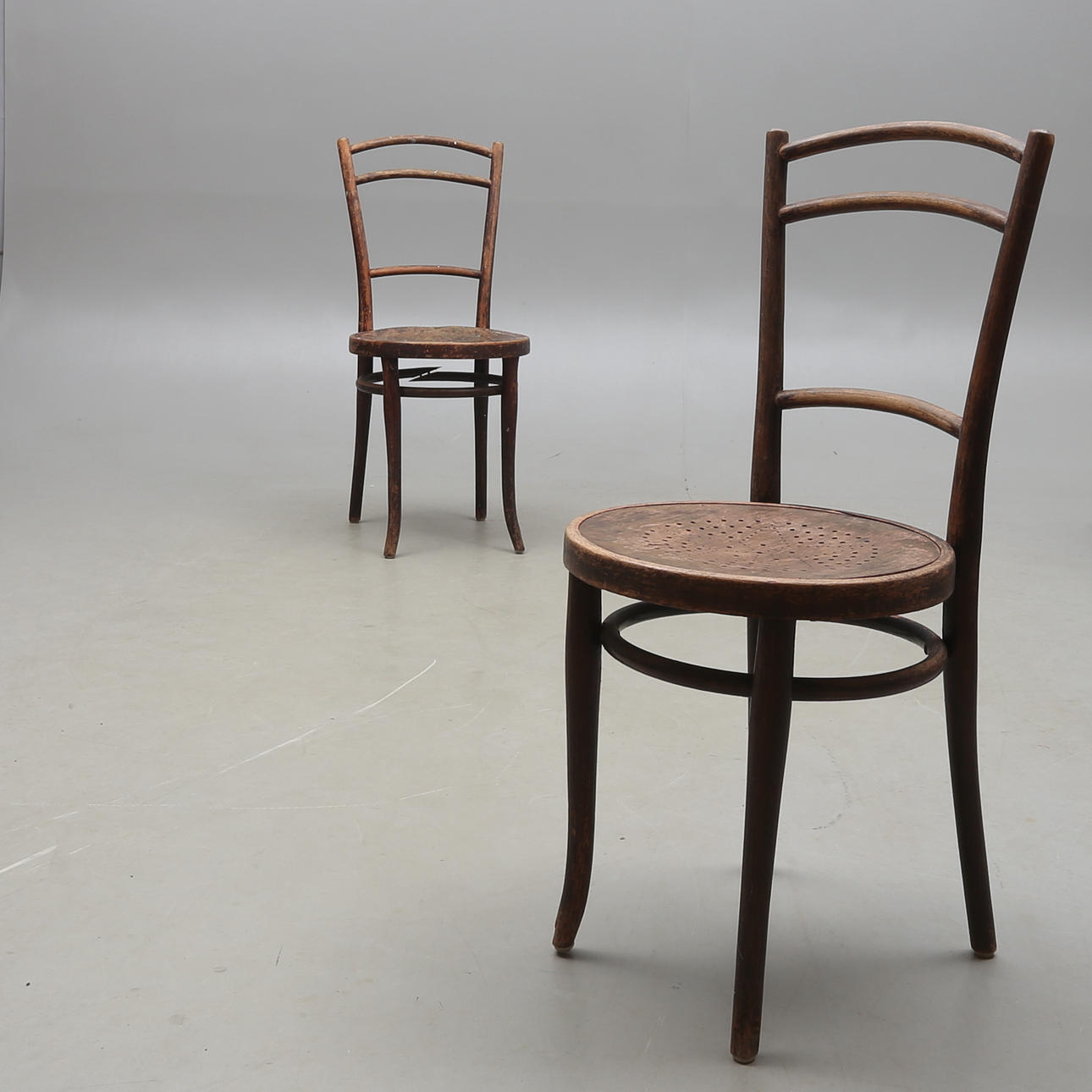 CAFÉSTOLAR, 2 st, "märkta AB Stockholms Bryggerier", omkring sekelskiftet 1900.