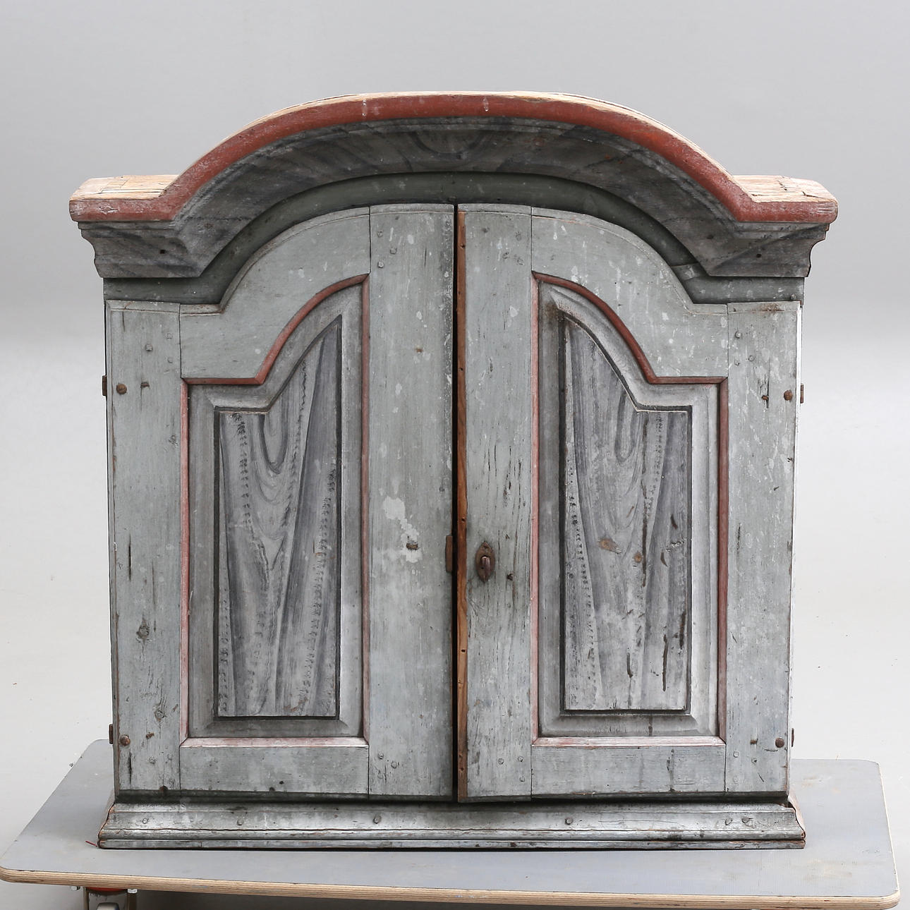 VÄGGSKÅP, allmoge, 1800-tal.