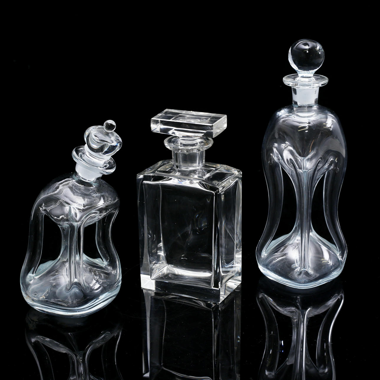 KARAFFER, 3 st, glas, varav 2 kluckaflaskor, 1900-tal.