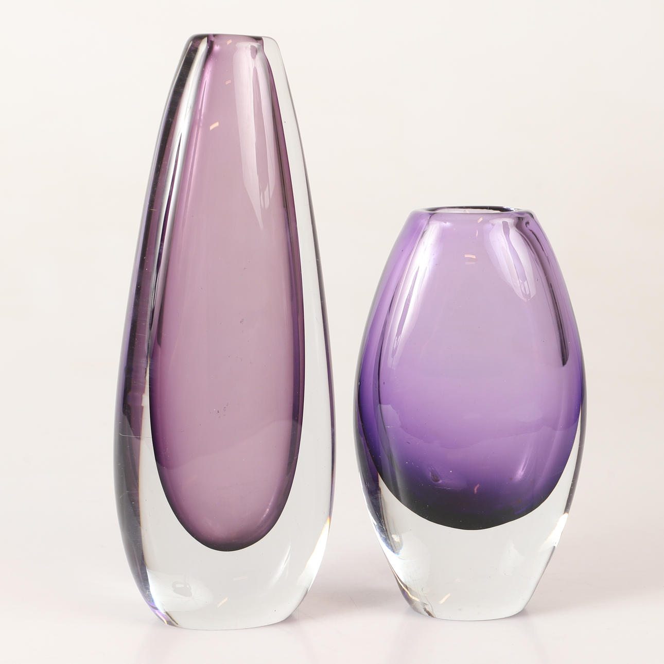 VASER, 2 stycken, lilafärgat glas, 1900-tal.
