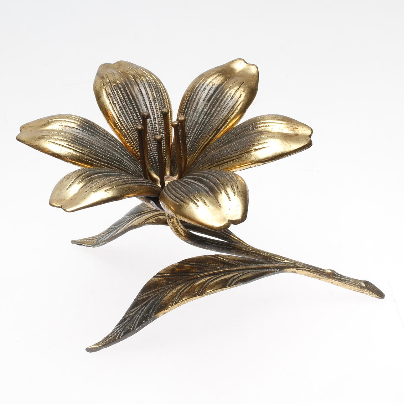 CIGARETTSTÄLL med ASKFAT, 6 st, gulmetall, 1900-tal.