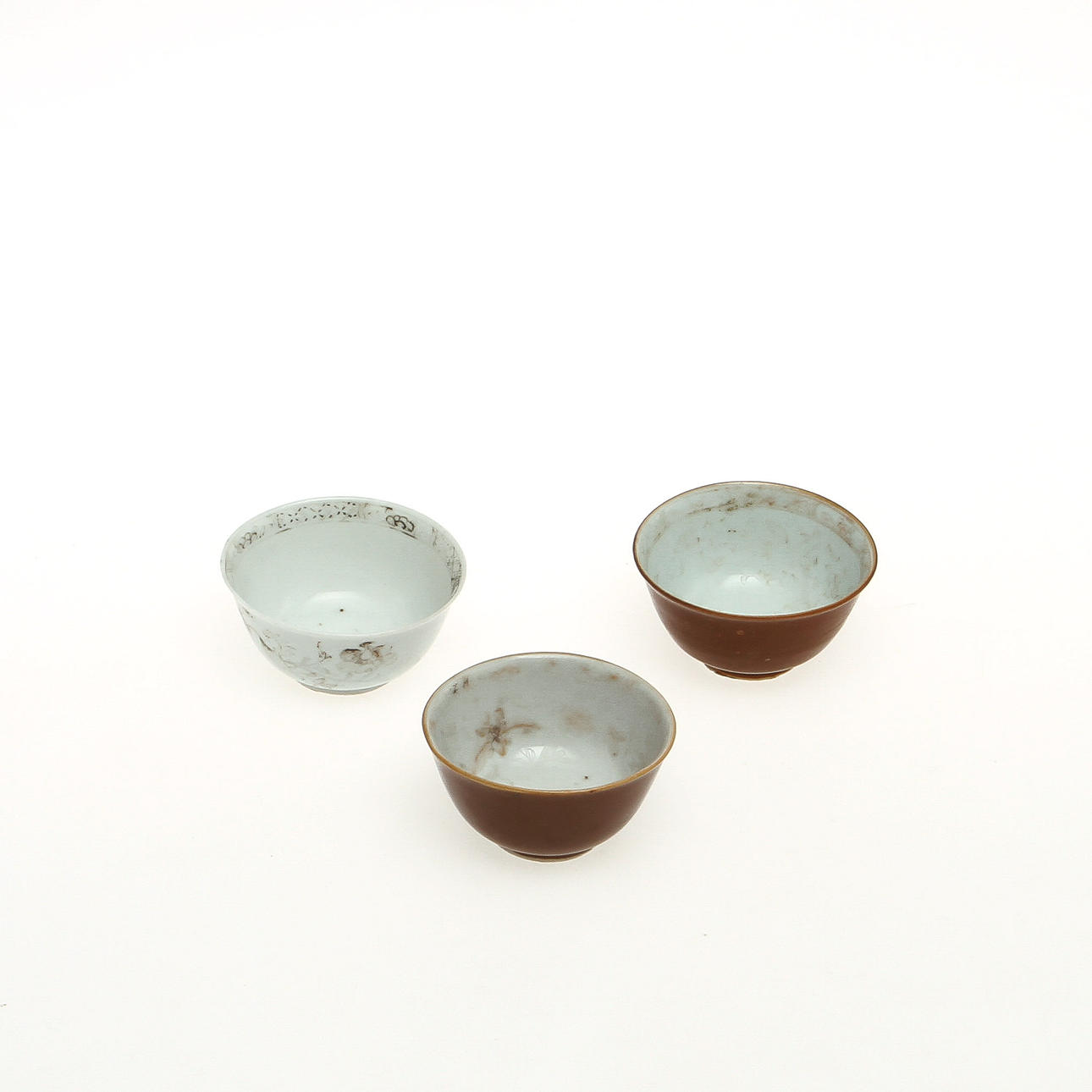 KOPPAR, 3 st, porslin, Kina, 1700-tal. Från ostindiefararen Götheborg, som sjönk 1745.