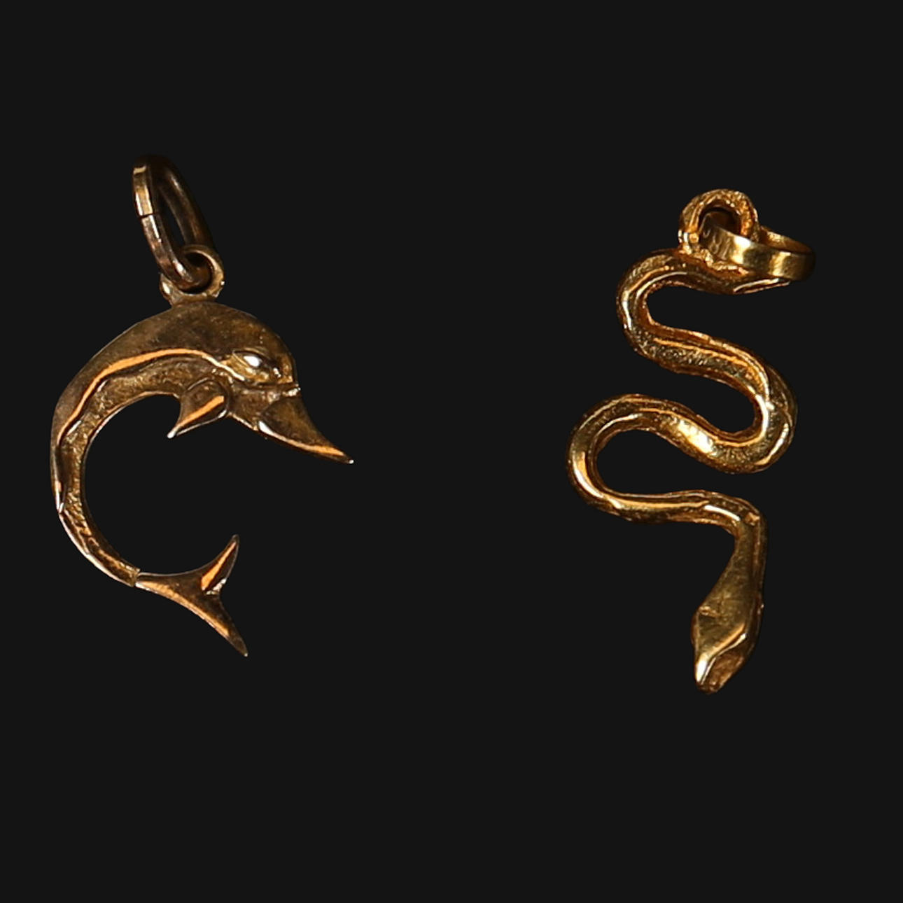 GULDBERLOCKER, orm och delfin, 18k och 14k.